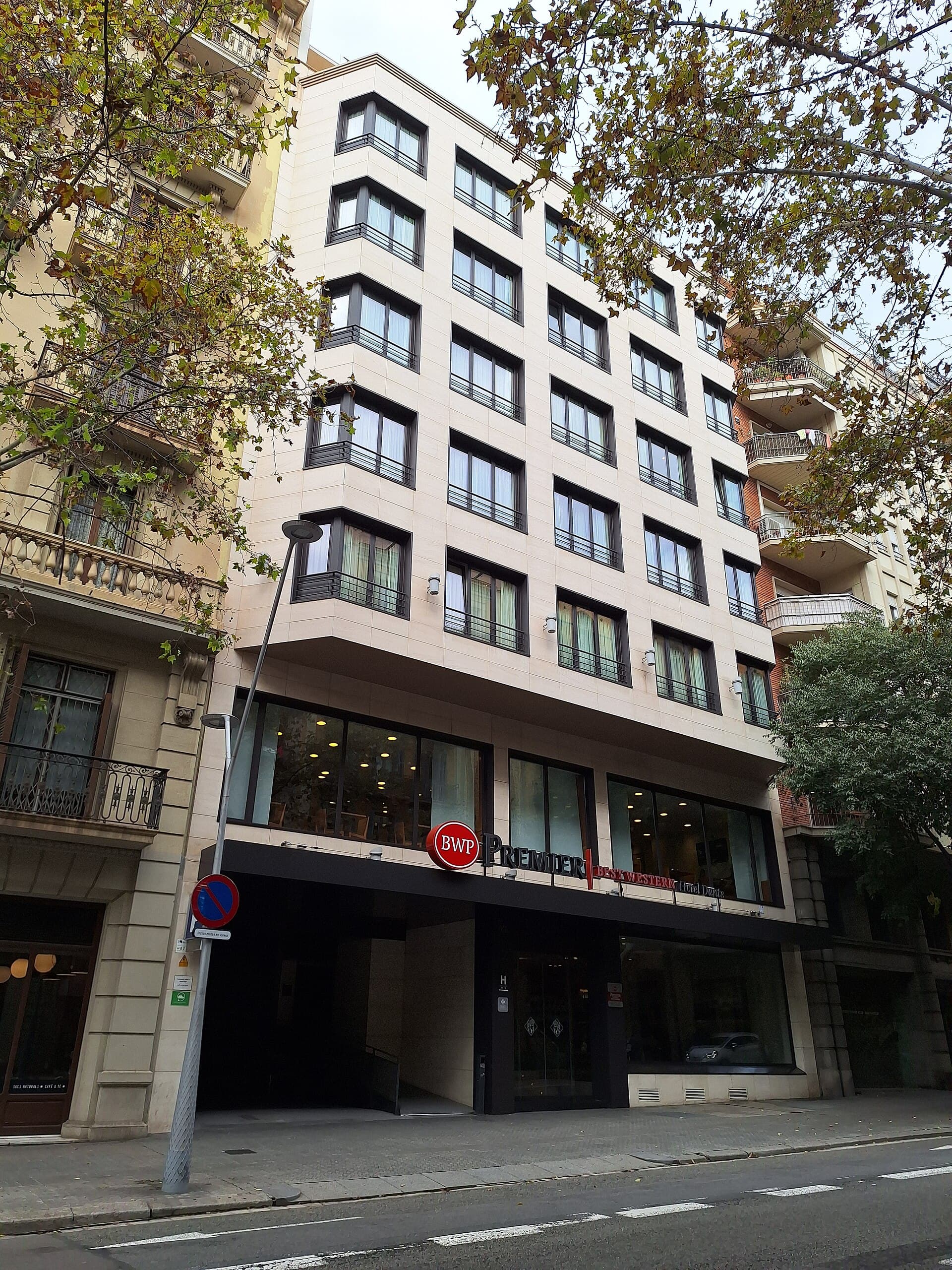 Best Western Premier Hotel Dante (via Wikimedia Commons, CC BY-SA 3.0)