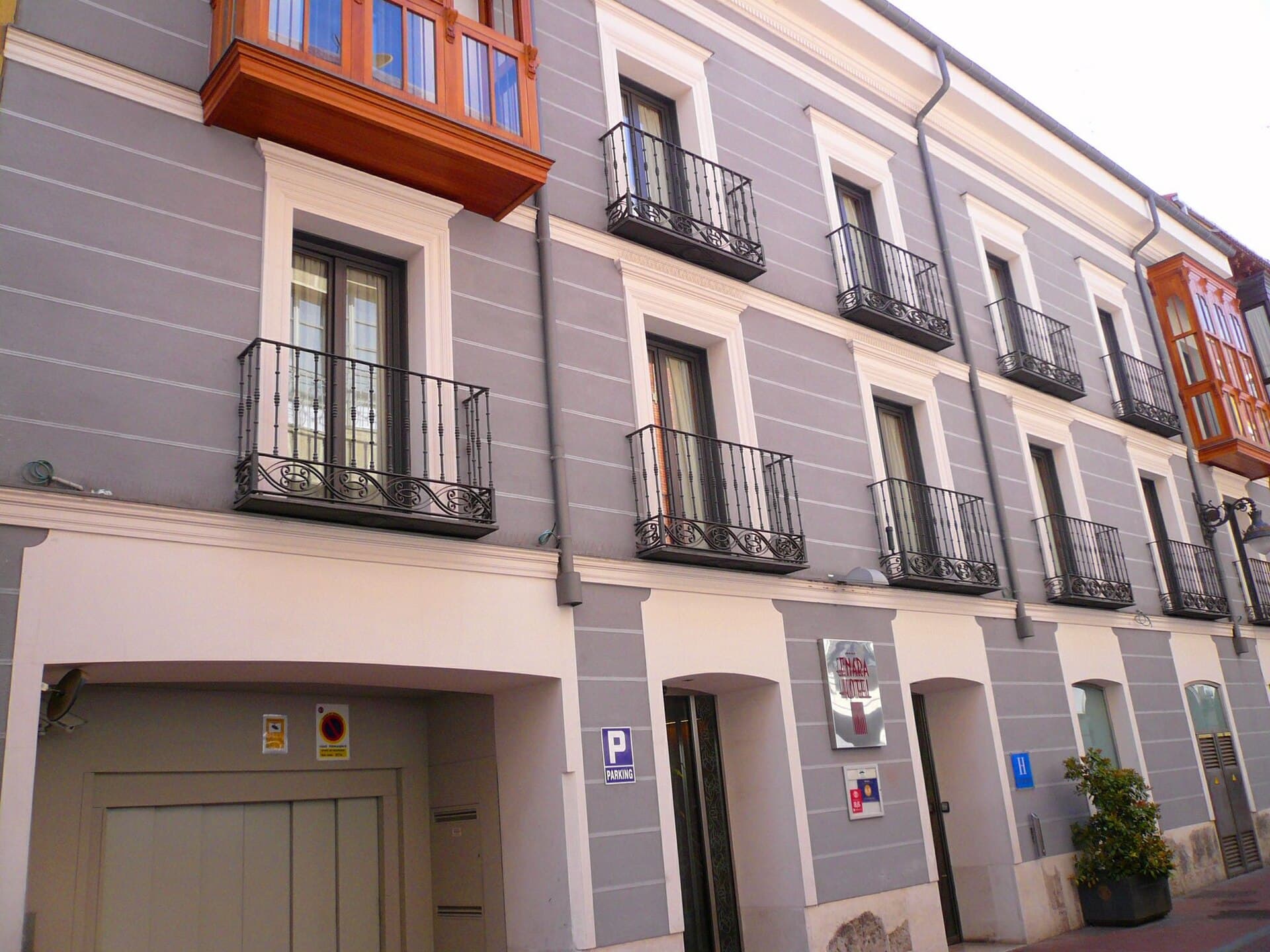 Enara Boutique Hotel (via Wikimedia Commons, CC0)