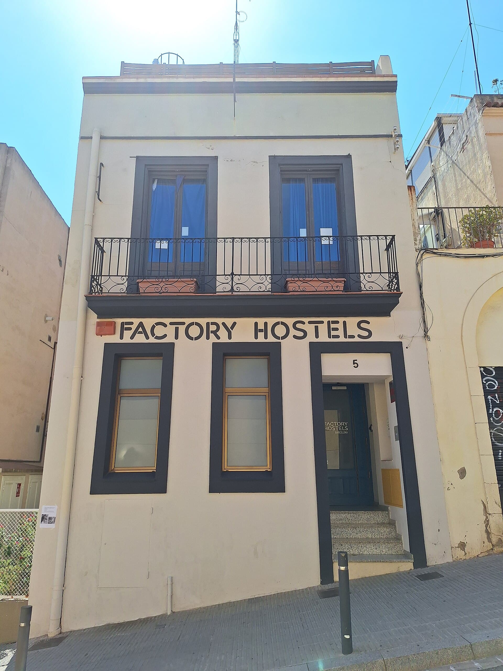 Factory Hostels Barcelona (via Wikimedia Commons, CC BY-SA 3.0)