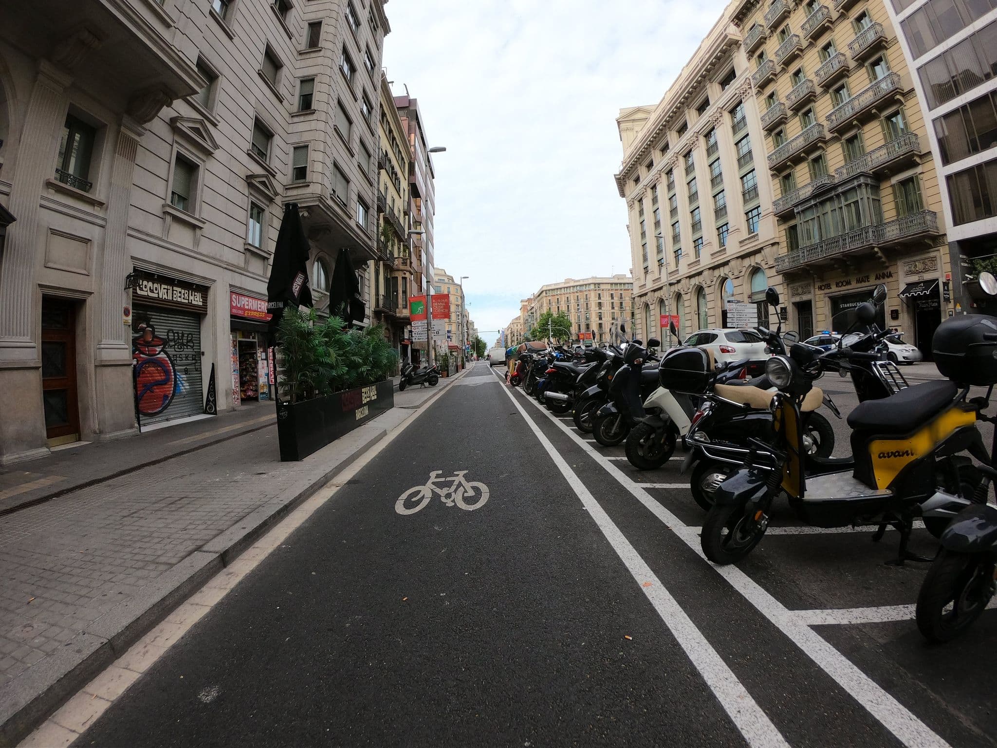 Street view near Room Mate Anna Hotel, Dreta de l'Eixample — © rubencarbonero (CC BY-SA · Mapillary)