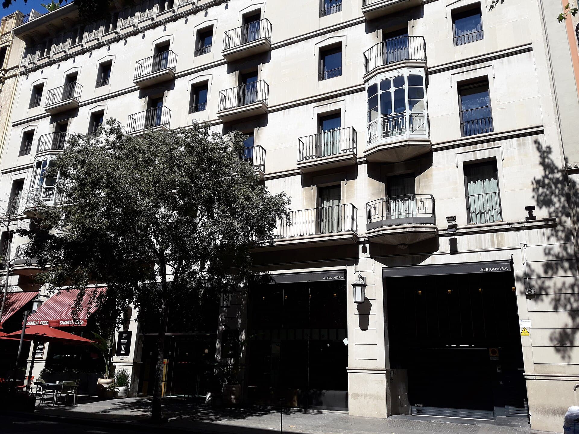 Alexandra Barcelona Hotel, Curio Collection by Hilton (via Wikimedia Commons, CC BY-SA 3.0)