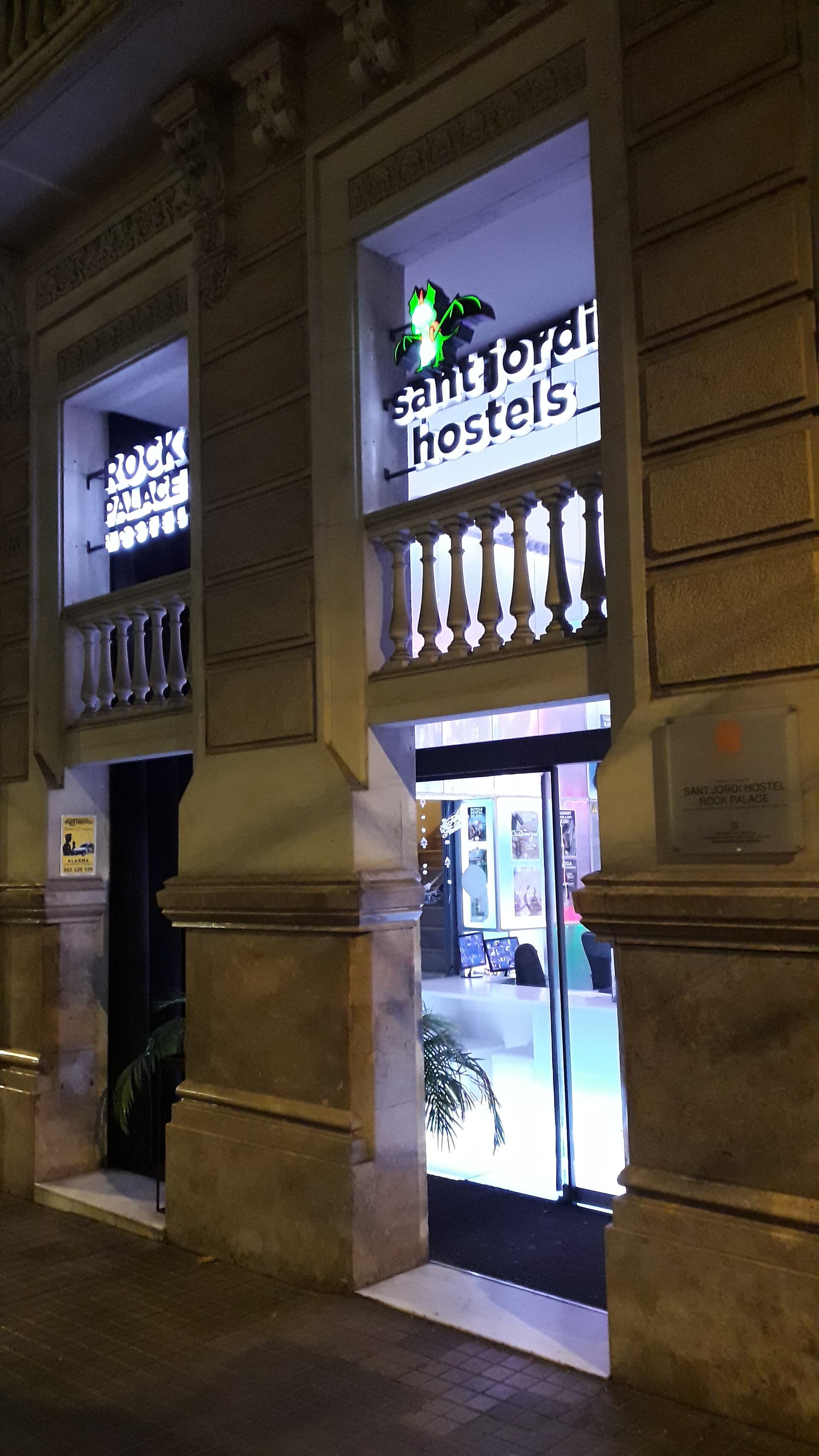 Sant Jordi Hostel Rock Palace (via Wikimedia Commons, CC BY-SA 3.0)