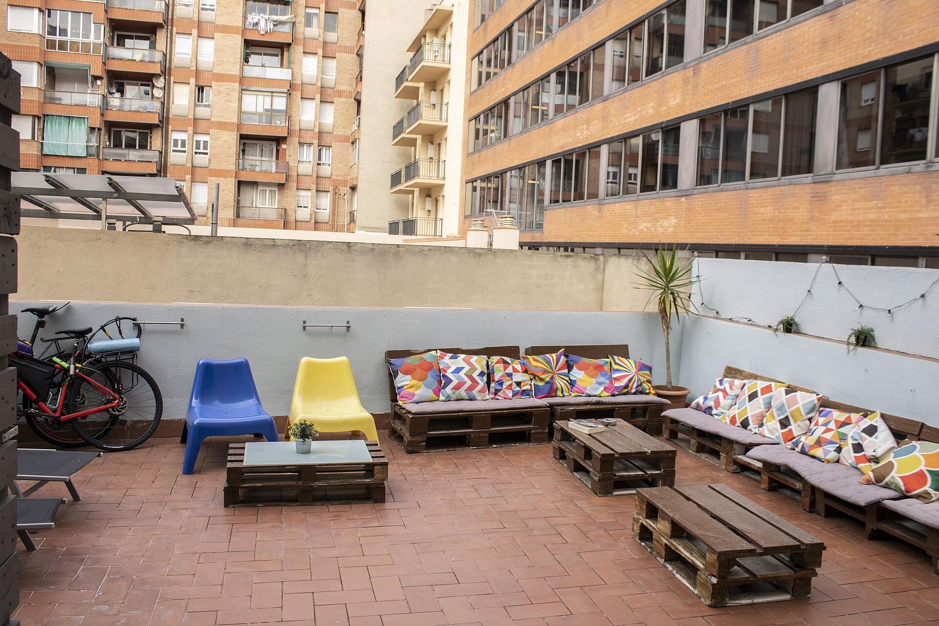 Onefam Ramblas Hostel Barcelona (via Wikimedia Commons, CC0)