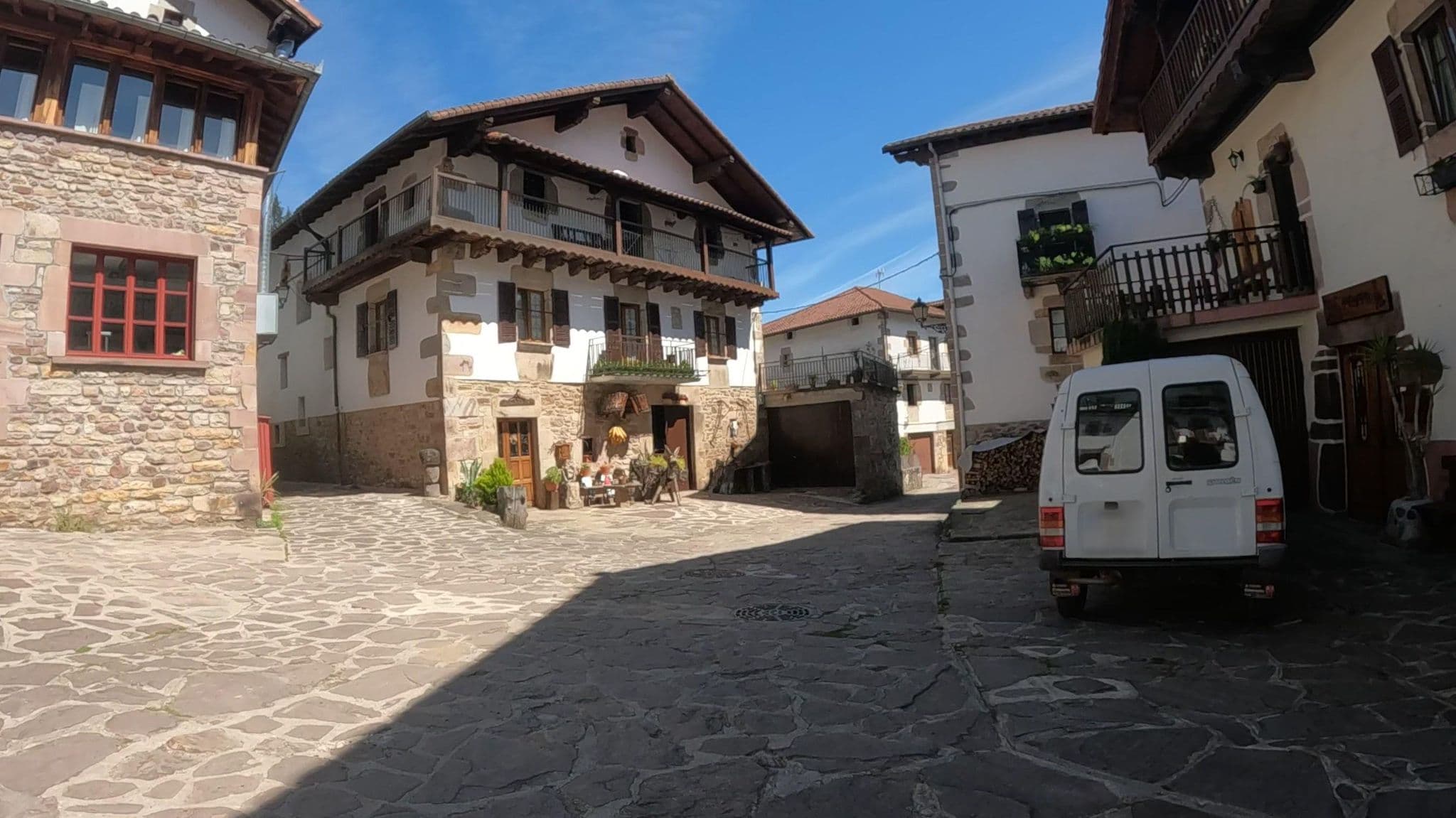 Street view near Olasenea aterpea, Doneztebe-Santesteban — © mikelo (CC BY-SA · Mapillary)