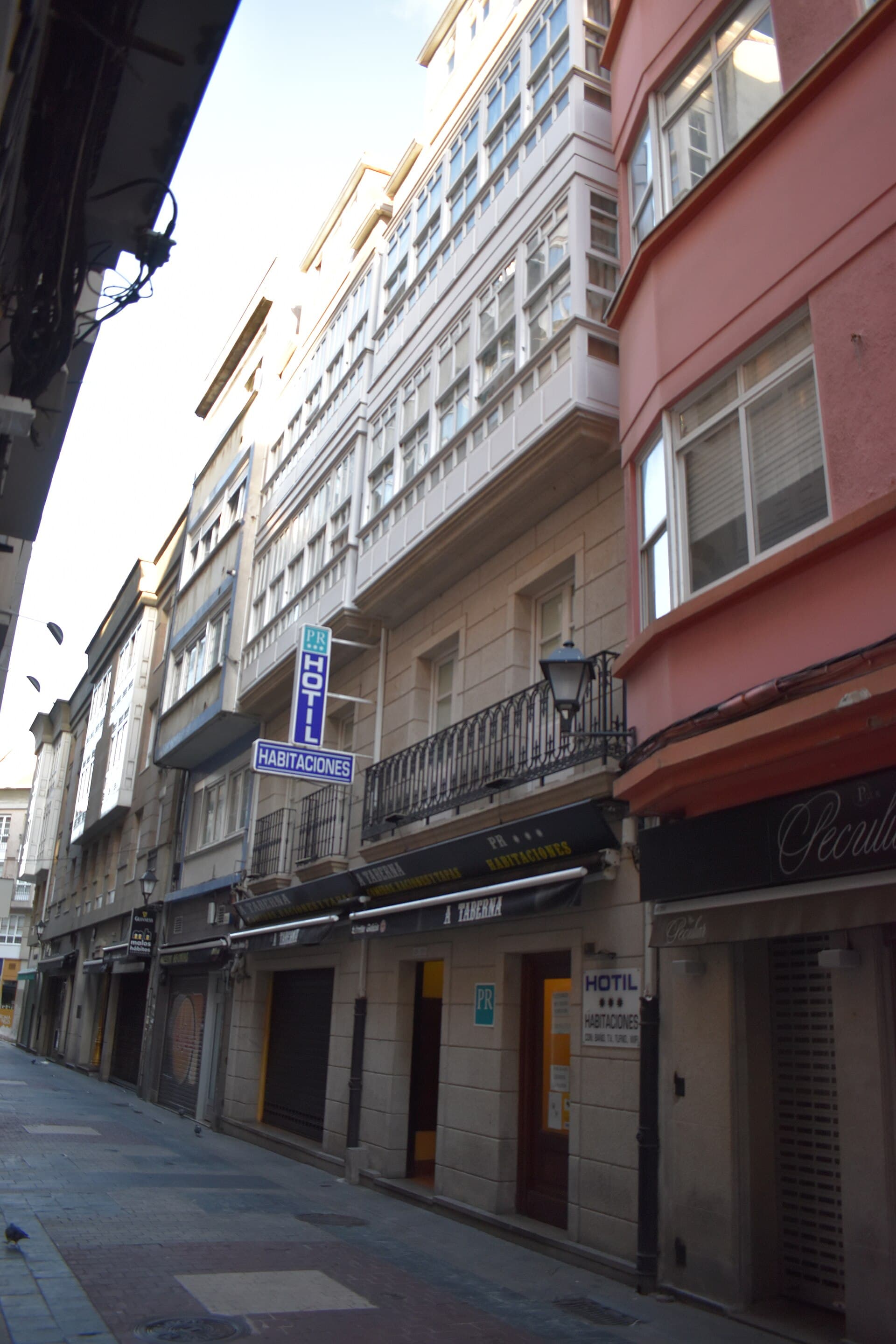 Hostal Hotil (via Wikimedia Commons, CC BY-SA 4.0)