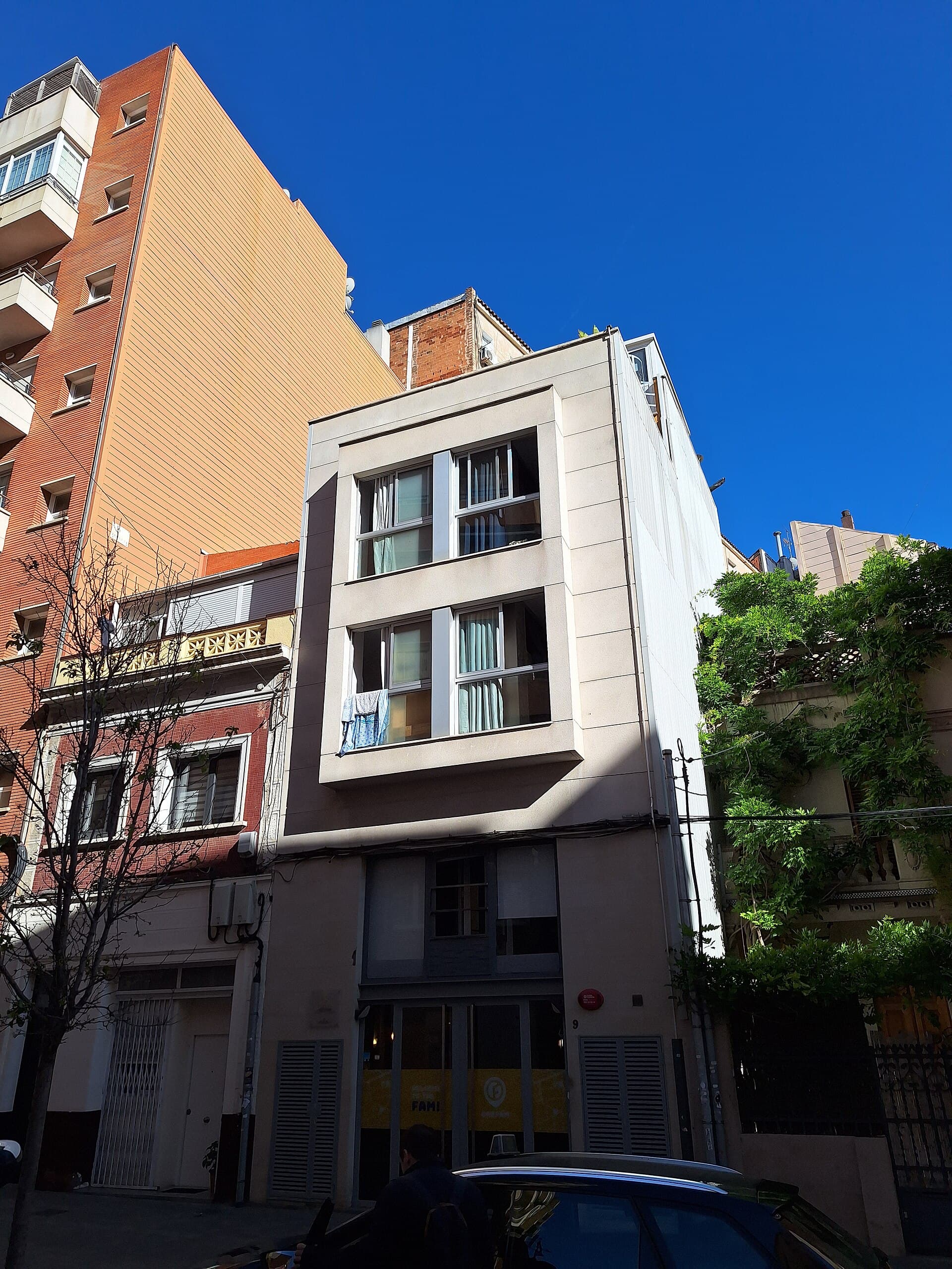 Onefam Sants Hostel Barcelona (via Wikimedia Commons, CC BY-SA 3.0)
