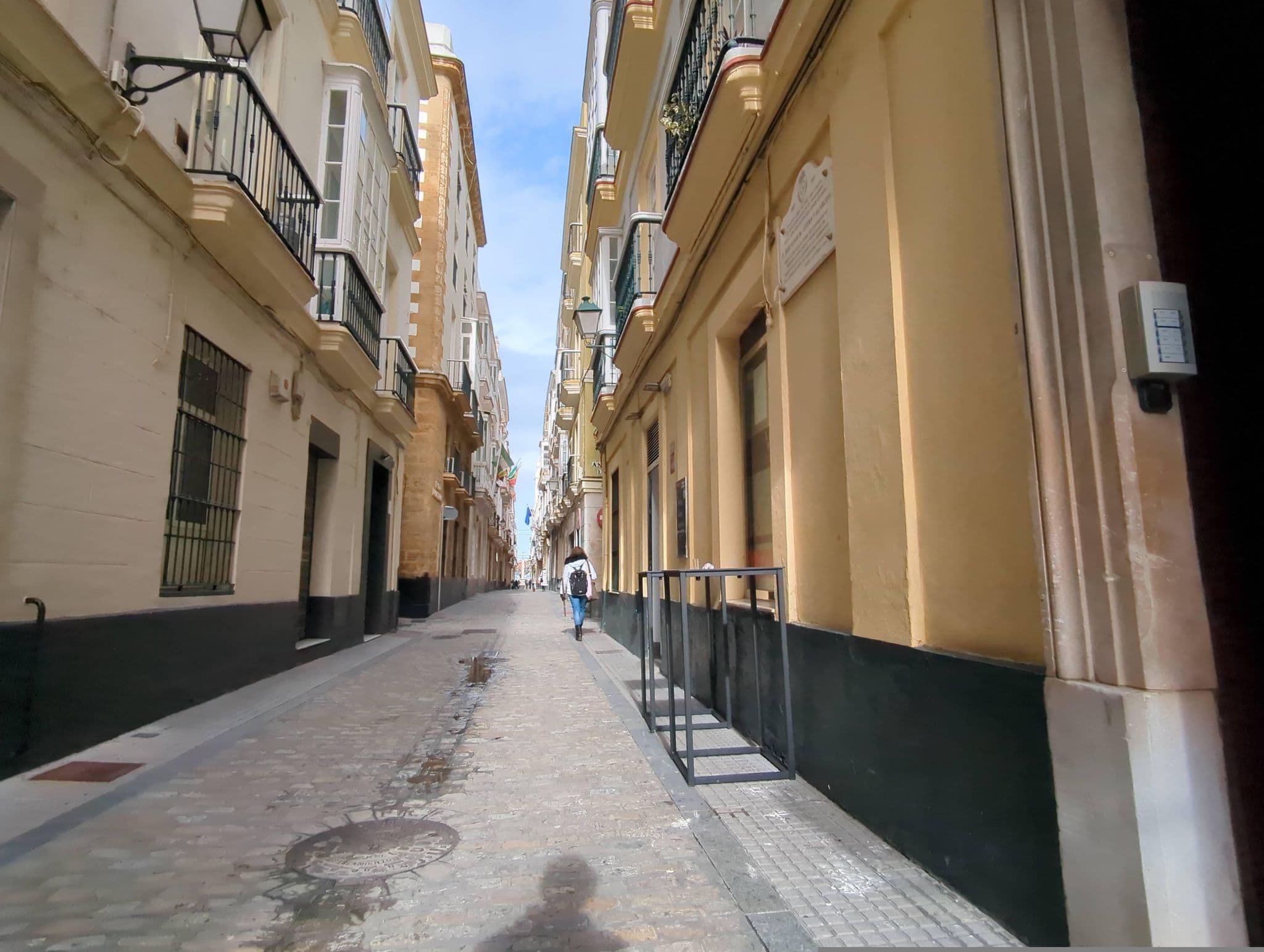 Street view near Apodaca Rooms, Cadiz — © miguel_andrade (CC BY-SA · Mapillary)