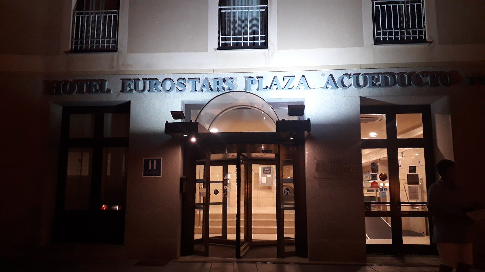 Eurostars Plaza Acueducto (via Wikimedia Commons, CC BY-SA 4.0)