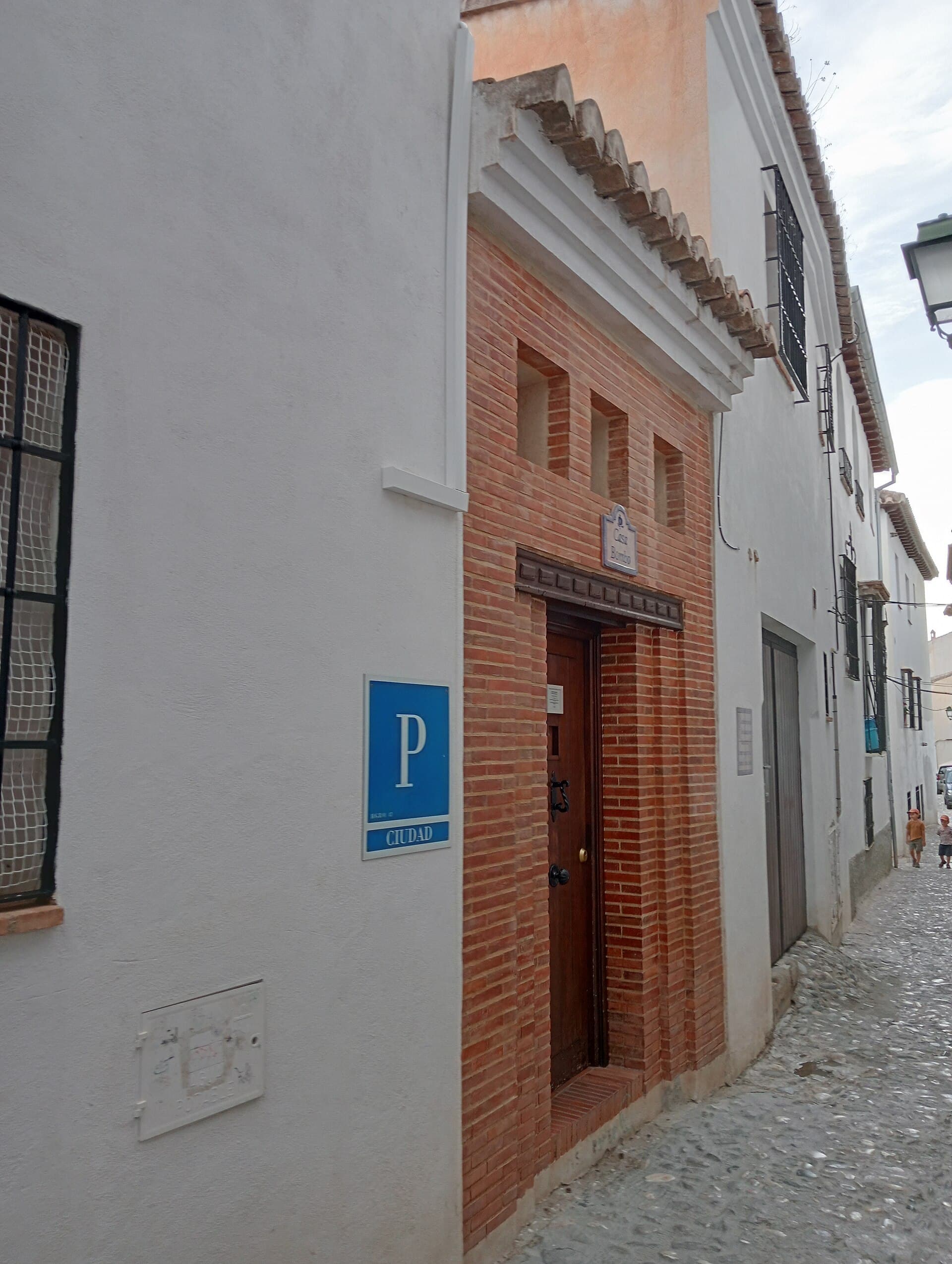 Casa Bombo (via Wikimedia Commons, CC BY-SA 3.0)
