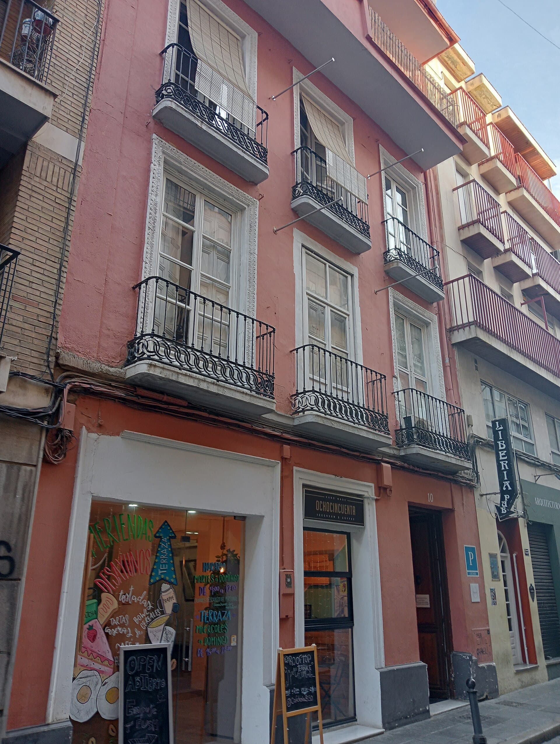 Duquesa Bed & Breakfast (via Wikimedia Commons, CC BY-SA 4.0)