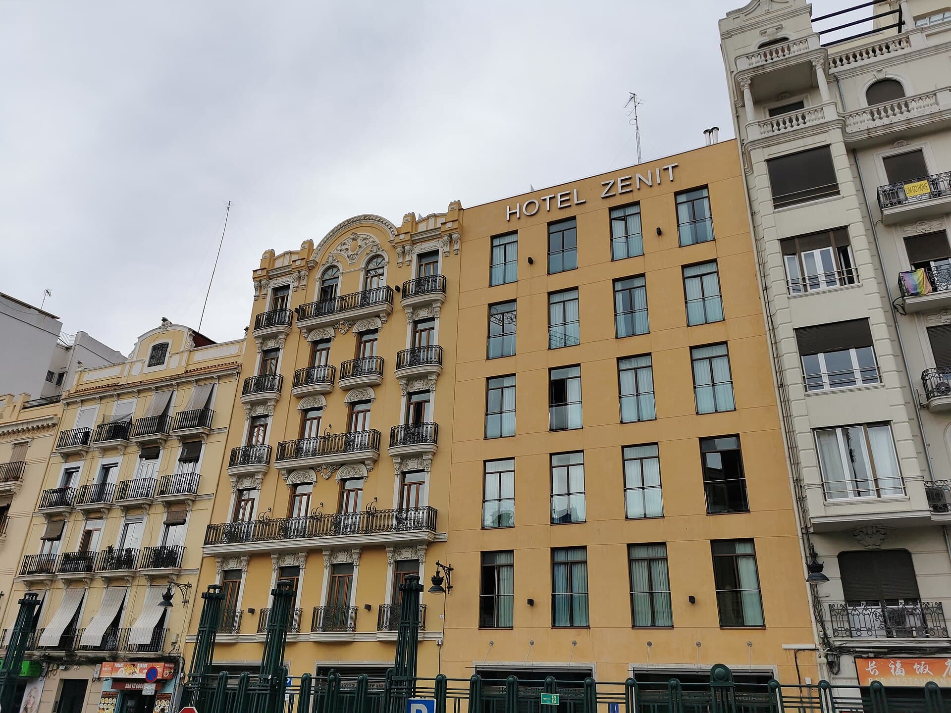 Hotel zenit valencia (via Wikimedia Commons, CC BY 4.0)