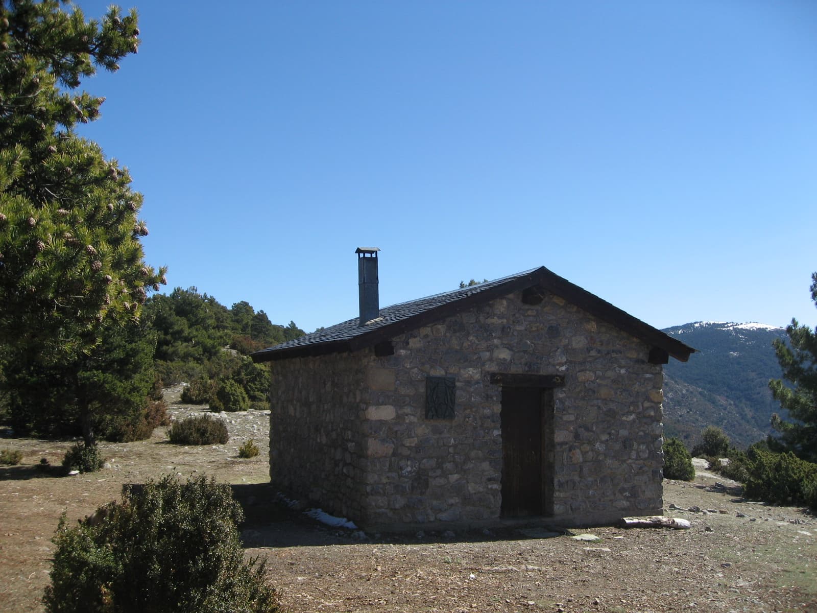Refugi d'Esplà (via Wikimedia Commons, CC BY-SA 4.0)