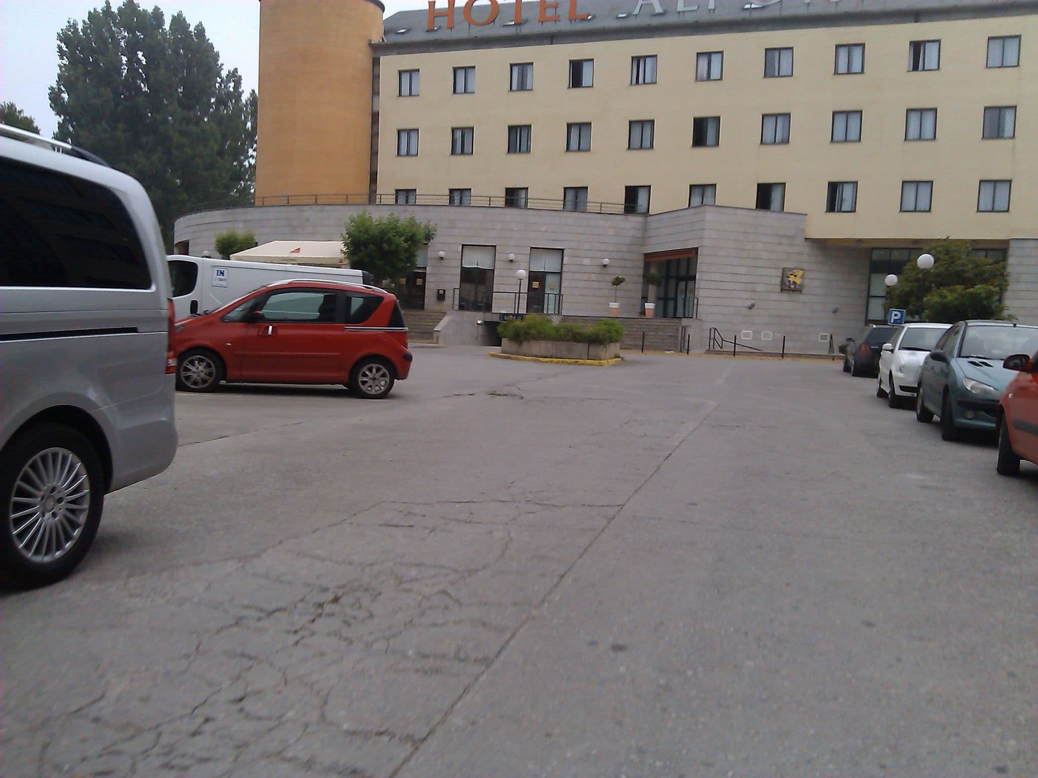 Street view near Apartmentos Atico Credencial, Samos — © changchun1 (CC BY-SA · Mapillary)