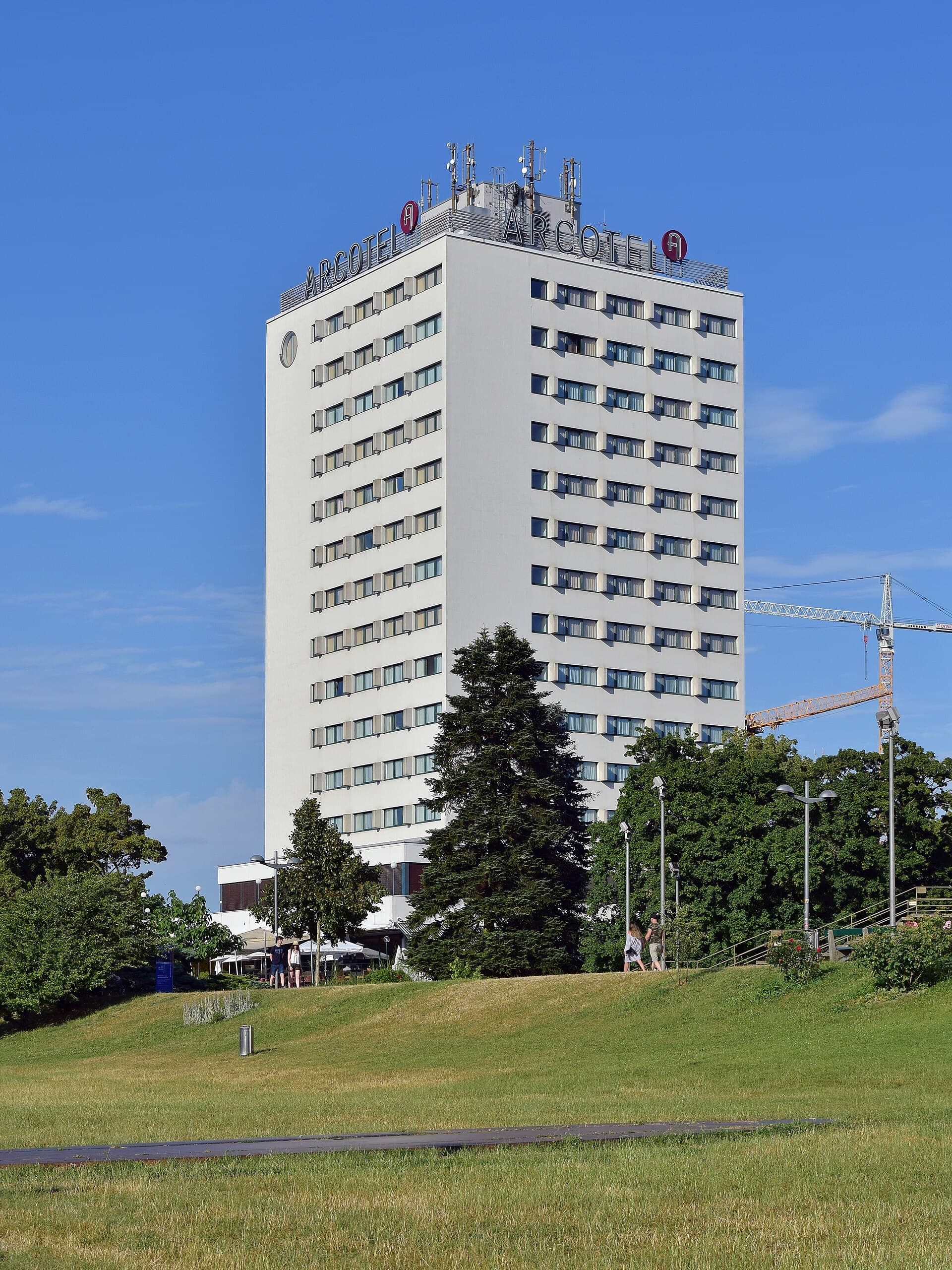 Arcotel Nike Linz (via Wikimedia Commons, CC BY-SA 4.0)