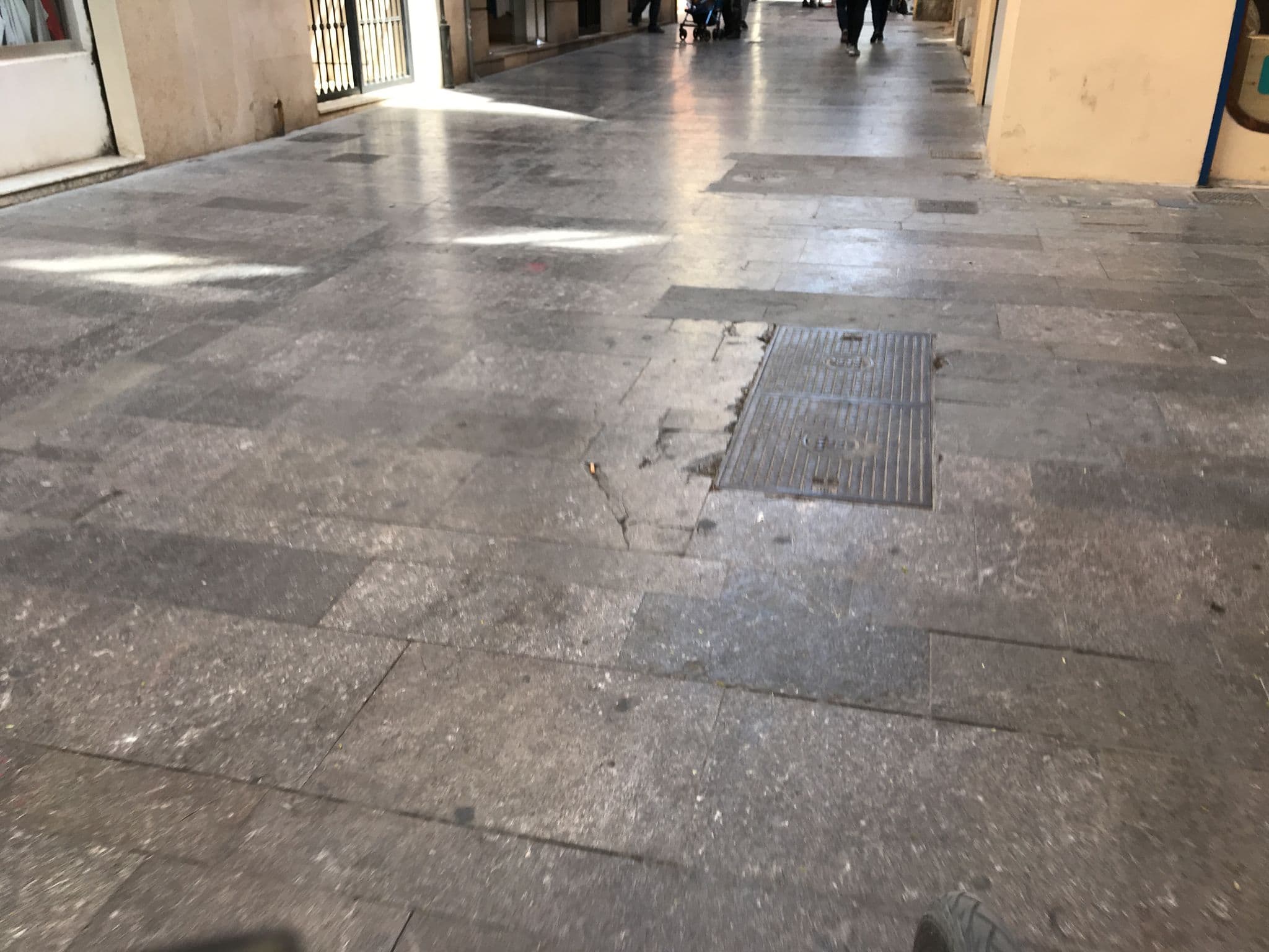 Street view near Edificio Garrigues, Valencia