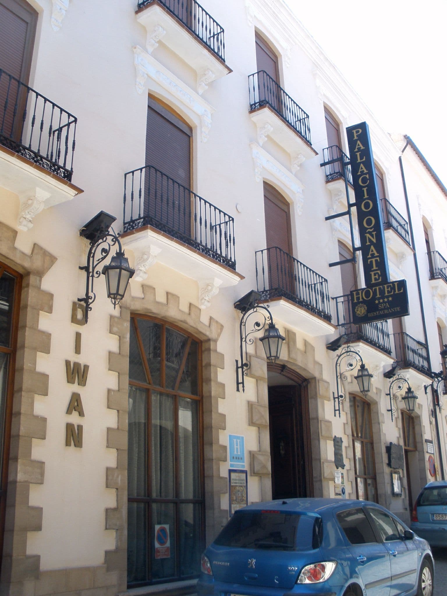 Hotel Palacio de Oñate (via Wikimedia Commons, CC0)