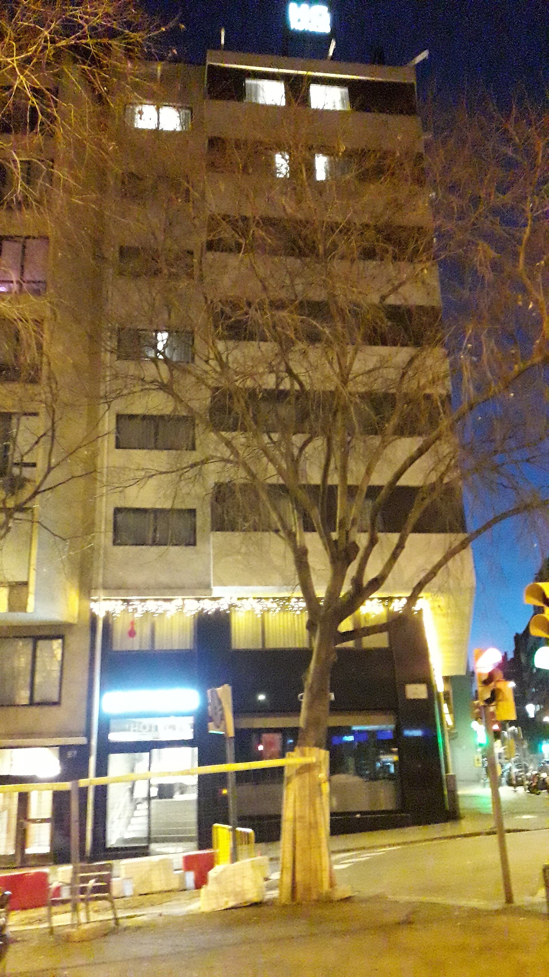 HG City Suites (via Wikimedia Commons, CC BY-SA 3.0)