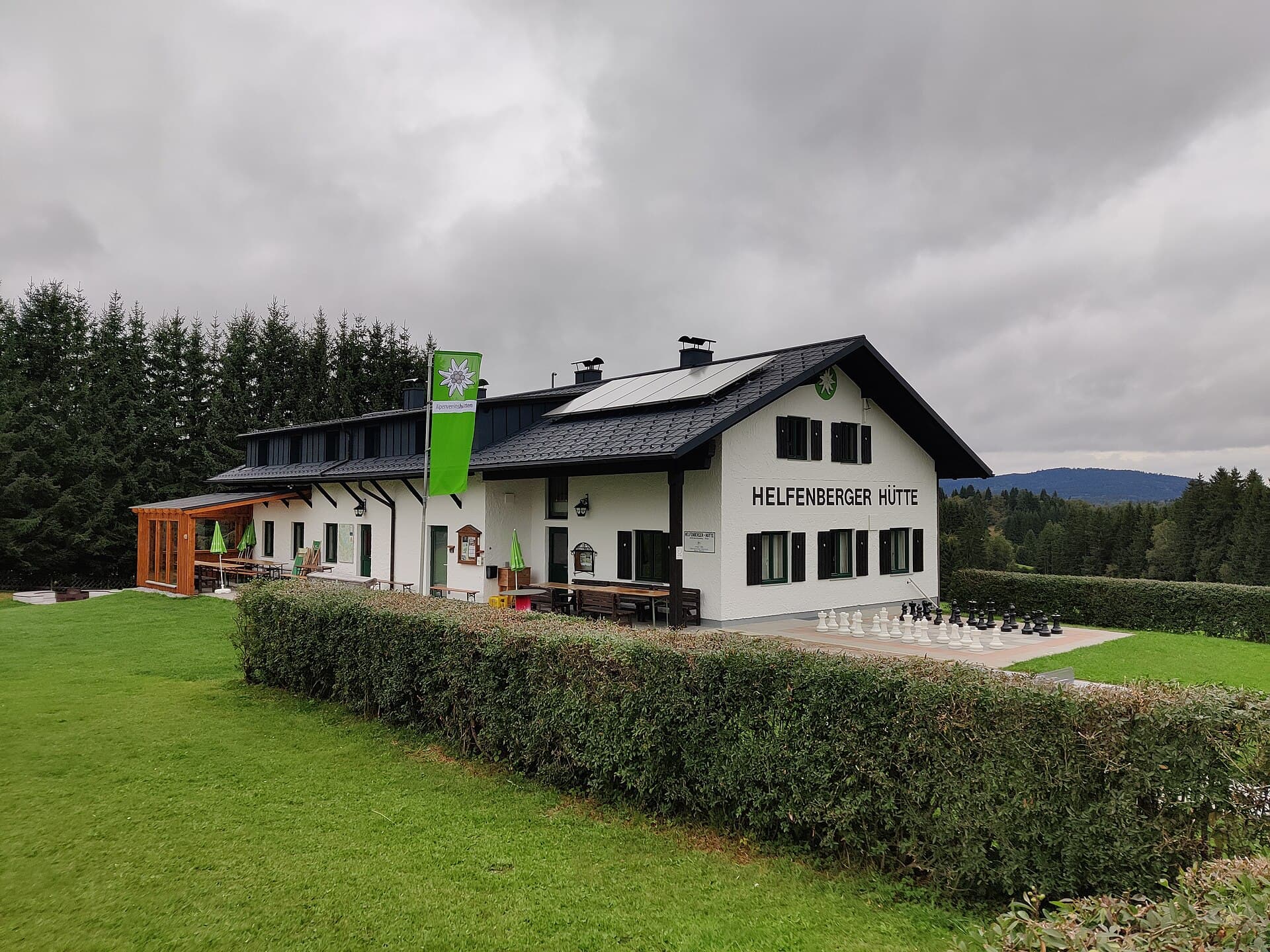 Helfenberger Hütte (via Wikimedia Commons, CC BY-SA 4.0)