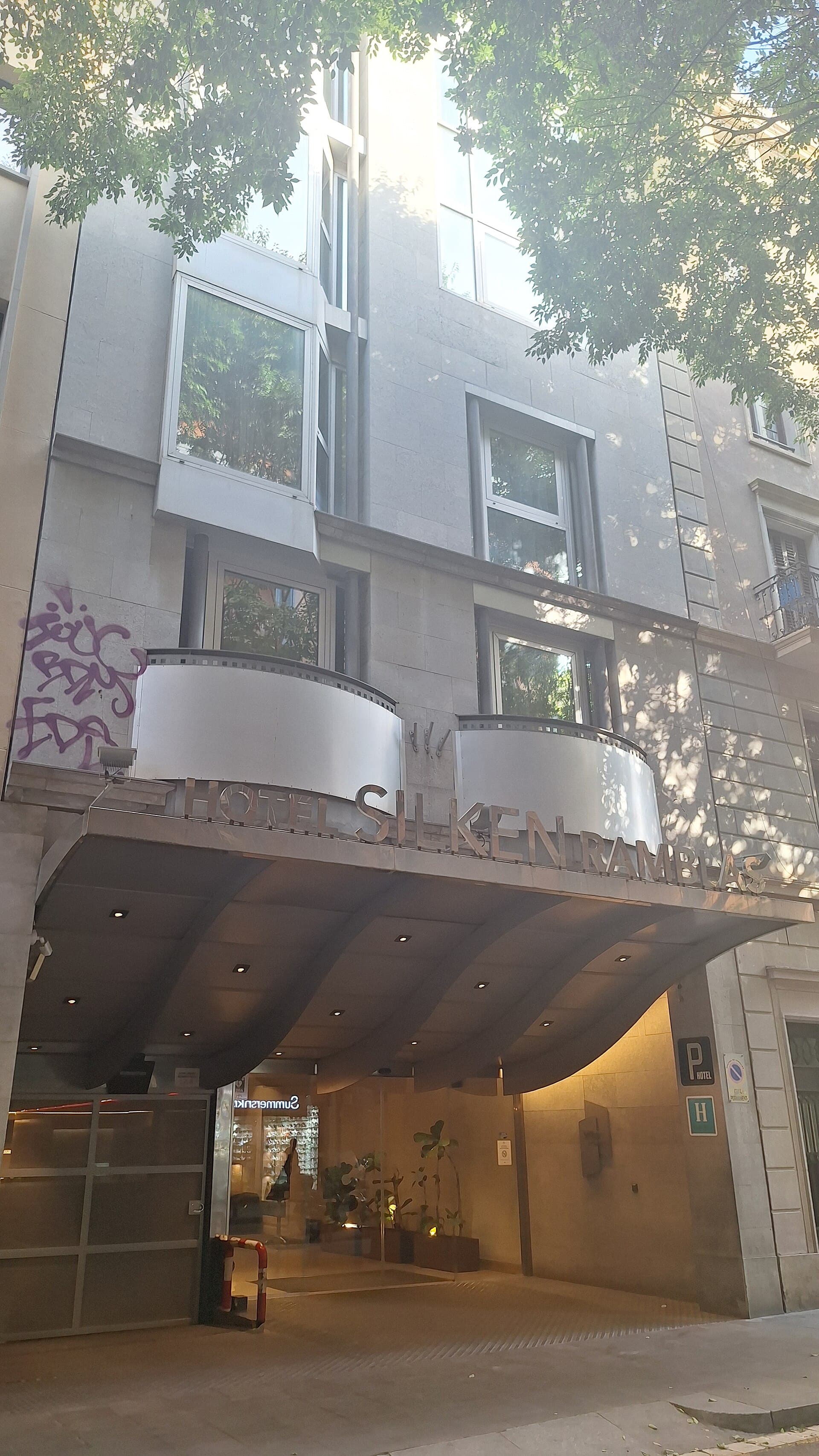 Hotel Silken Ramblas (via Wikimedia Commons, CC BY-SA 3.0)