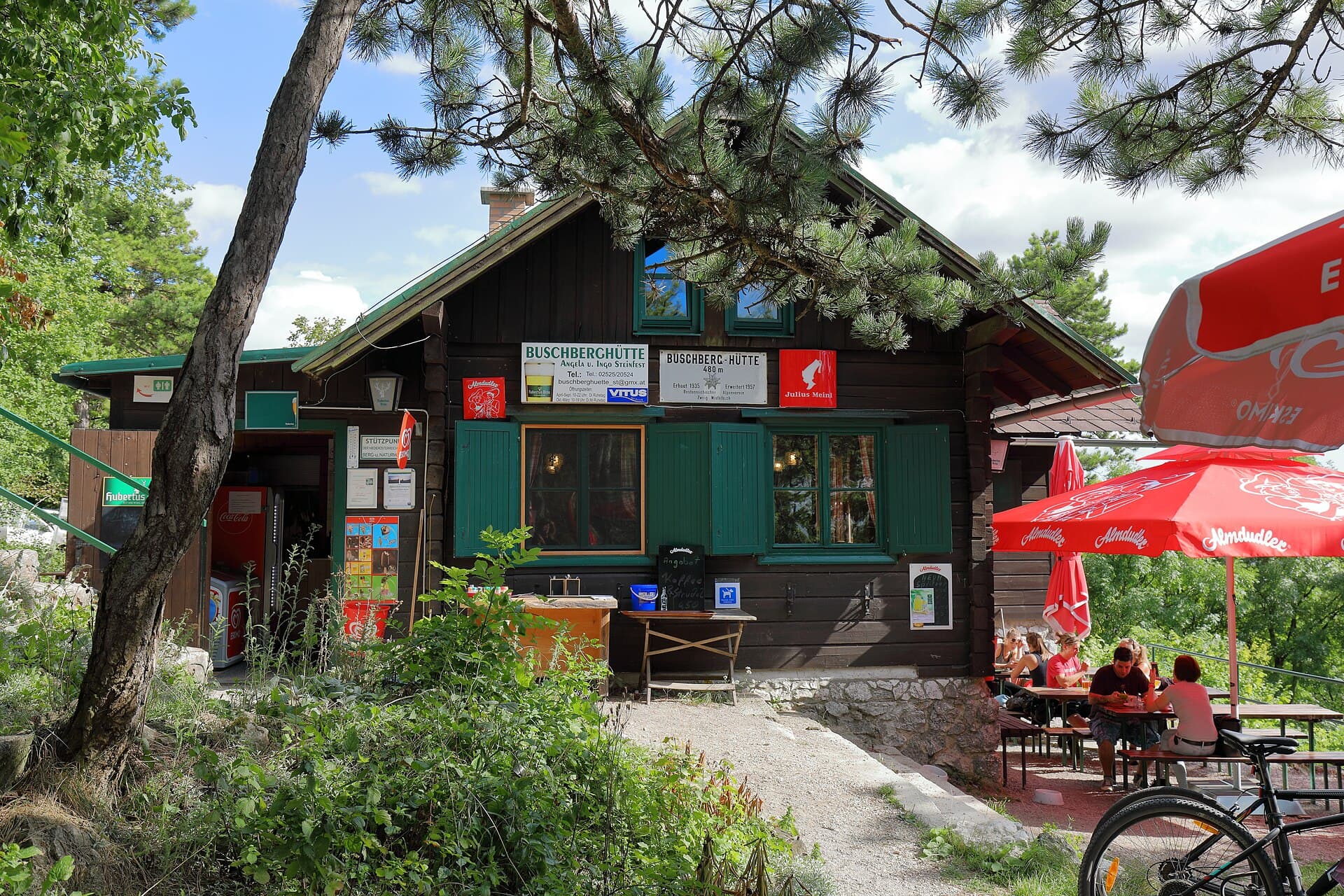 Buschberghütte (via Wikimedia Commons, CC BY-SA 4.0)