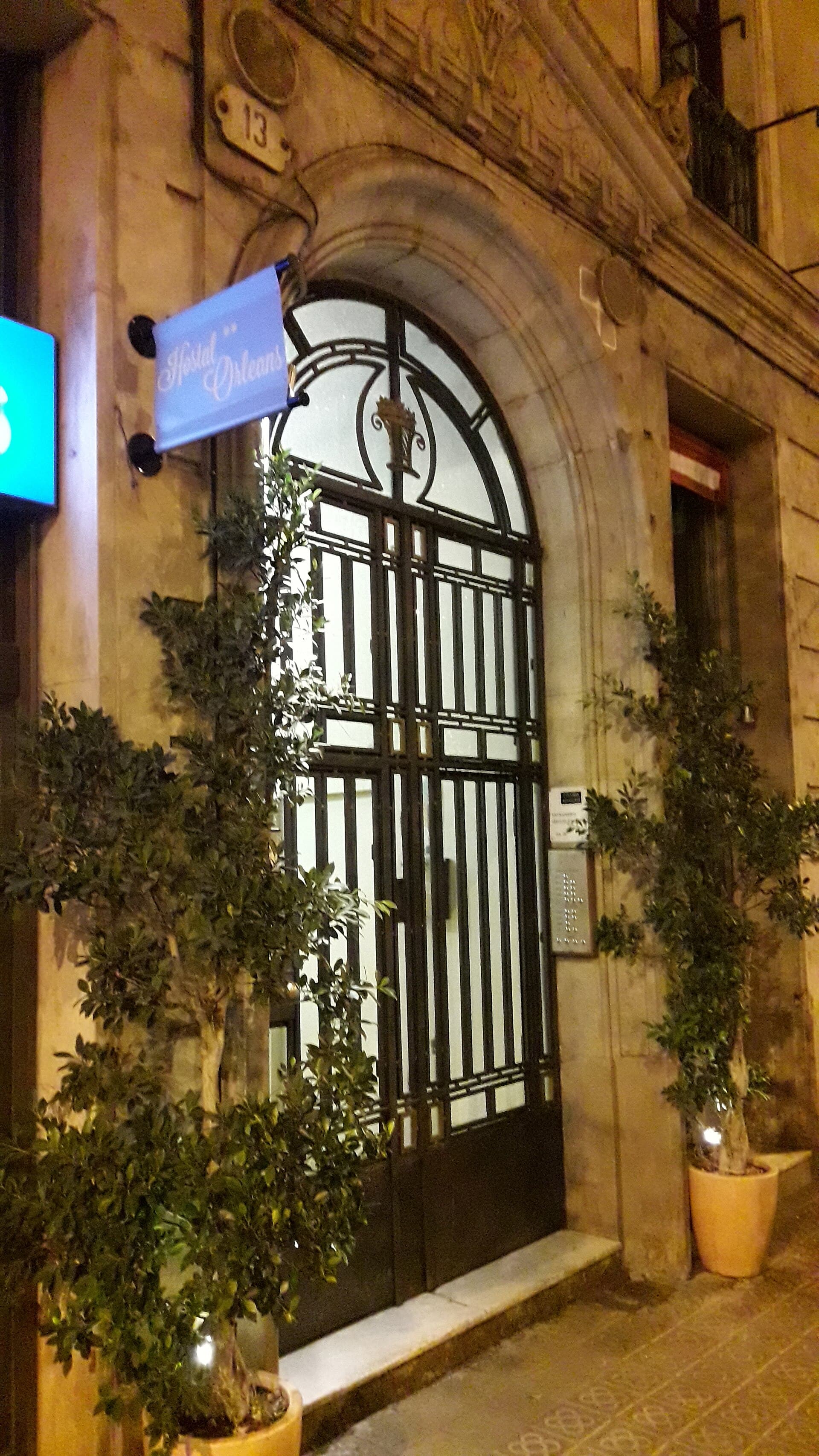Hostal Orleans (via Wikimedia Commons, CC BY-SA 3.0)