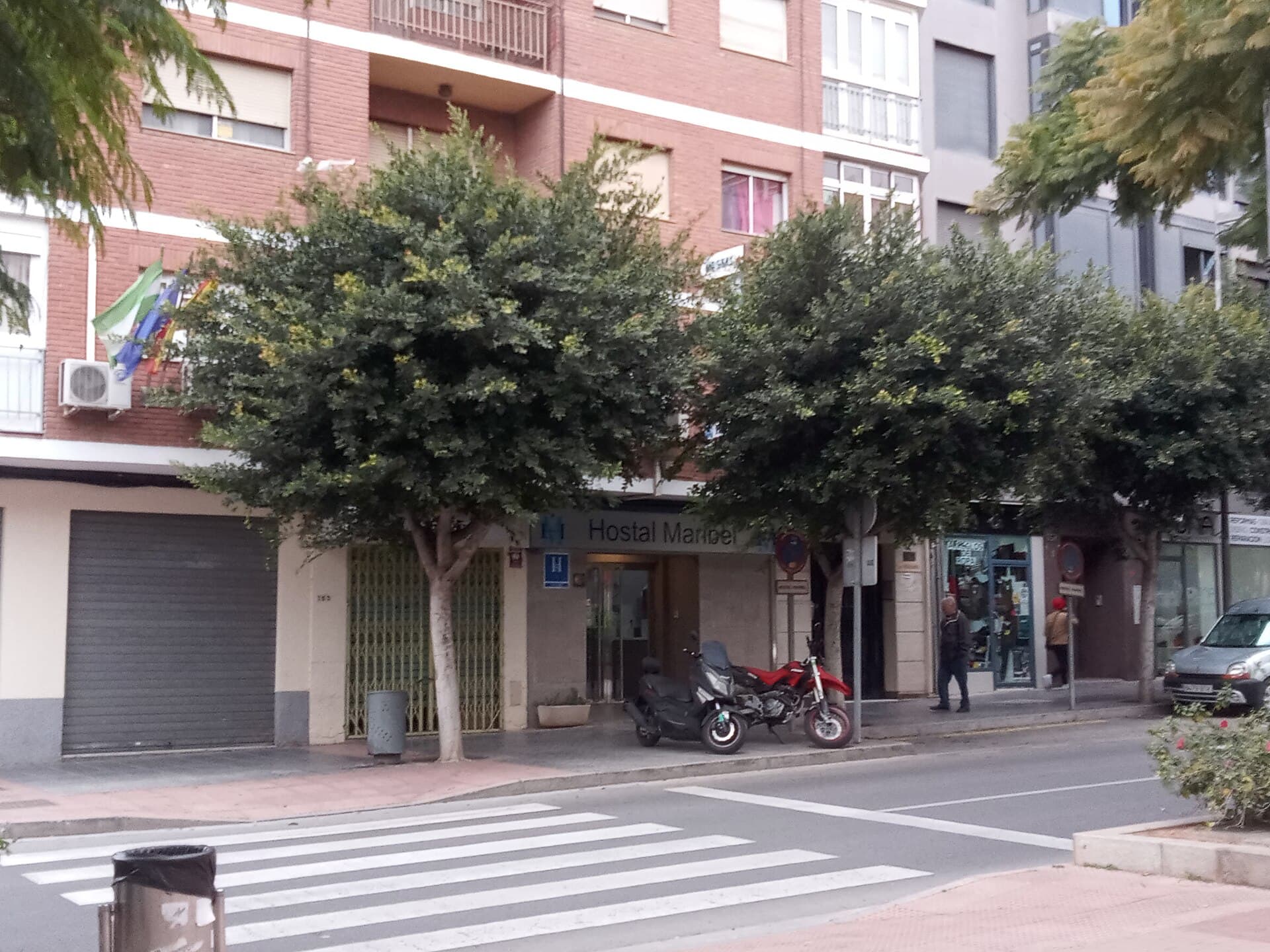 Hostal Maribel (via Wikimedia Commons, CC BY-SA 4.0)