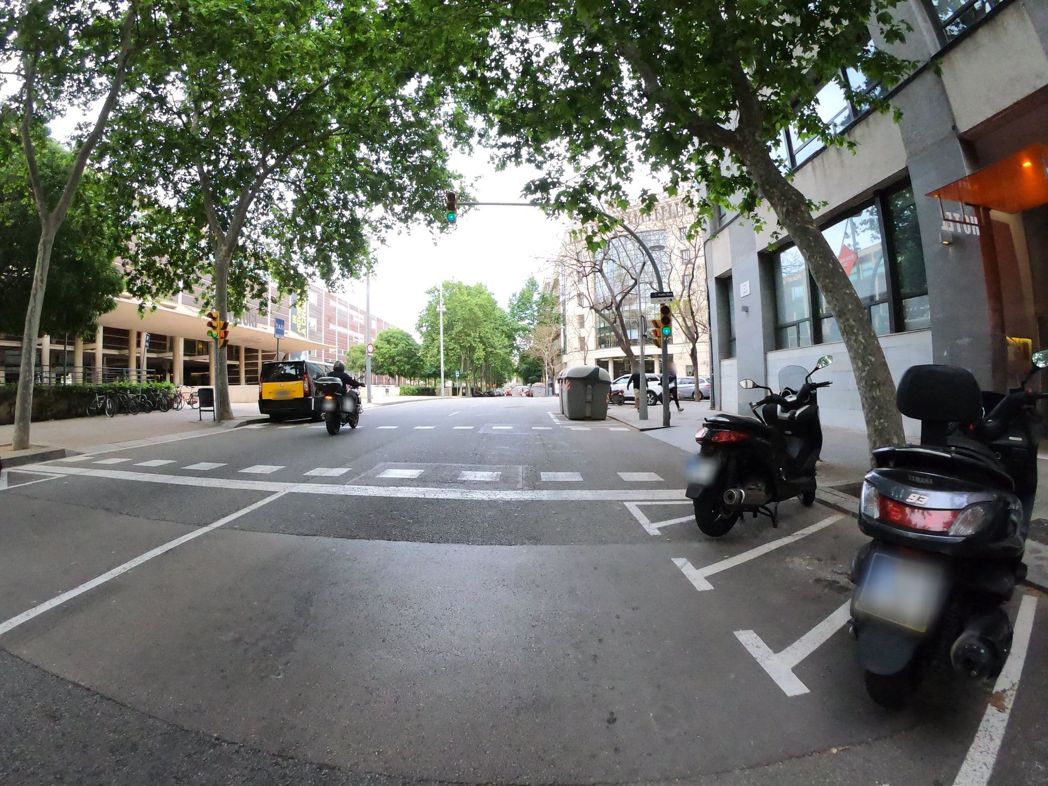Street view near Green House Hotel, el Parc i la Llacuna del Poblenou — © rubencarbonero (CC BY-SA · Mapillary)