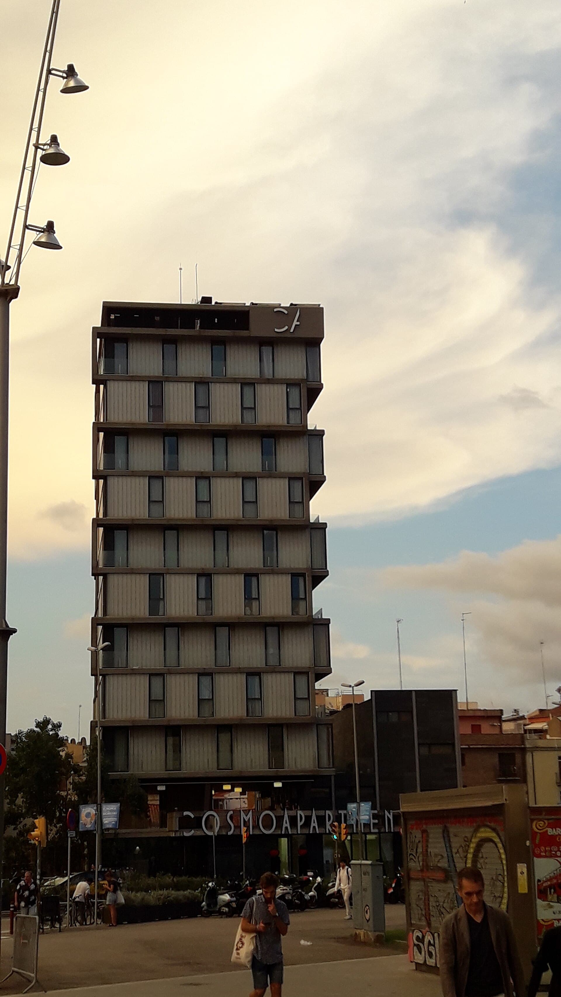 Cosmo Apartaments Sants (via Wikimedia Commons, CC BY-SA 3.0)