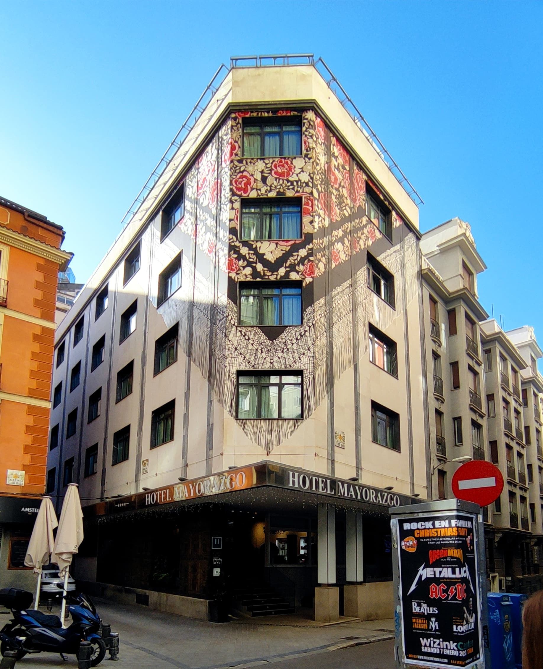 Hotel Mayorazgo (via Wikimedia Commons, CC BY-SA 4.0)