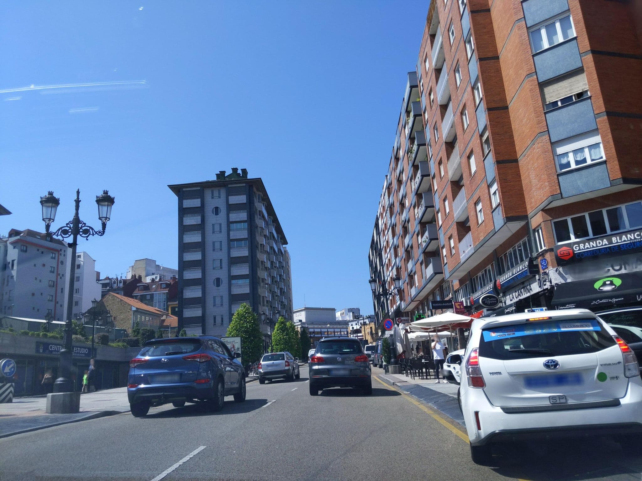 Street view near El Vasco Rooms, Oviedo — © rubencarbonero (CC BY-SA · Mapillary)