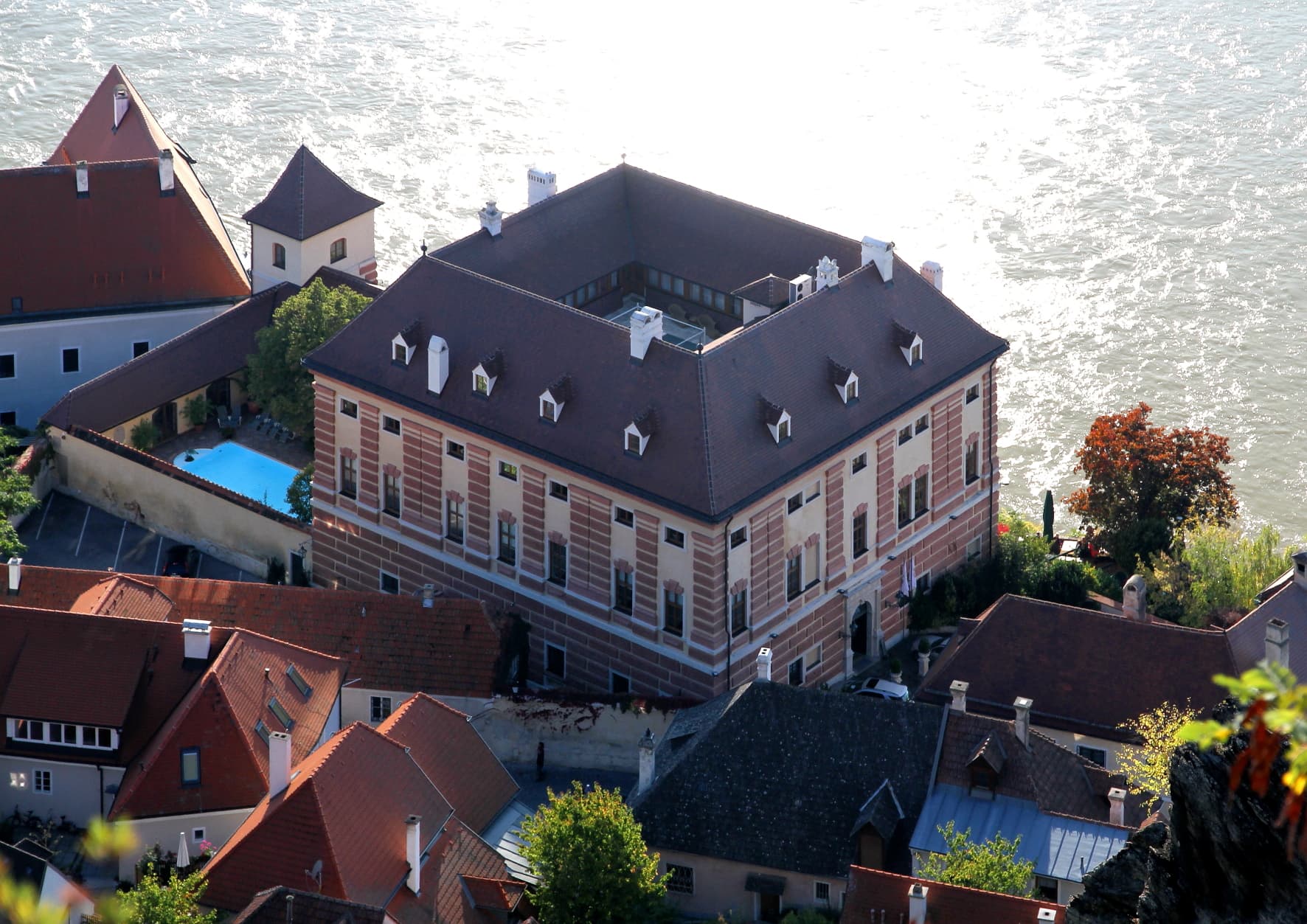 Hotel Schloss Dürnstein (via Wikimedia Commons, CC BY-SA 3.0)