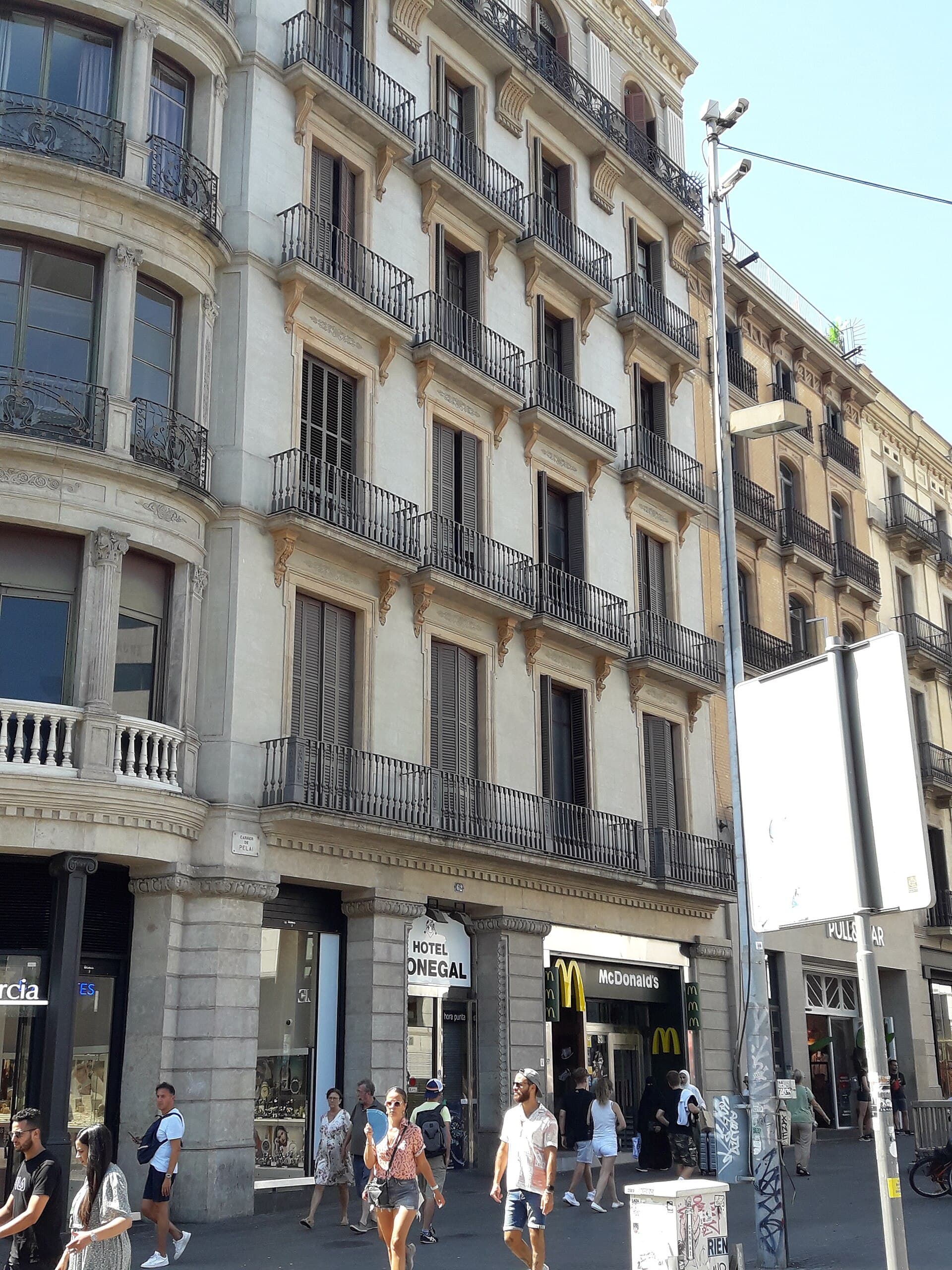 Hotel Monegal (via Wikimedia Commons, CC BY-SA 3.0)