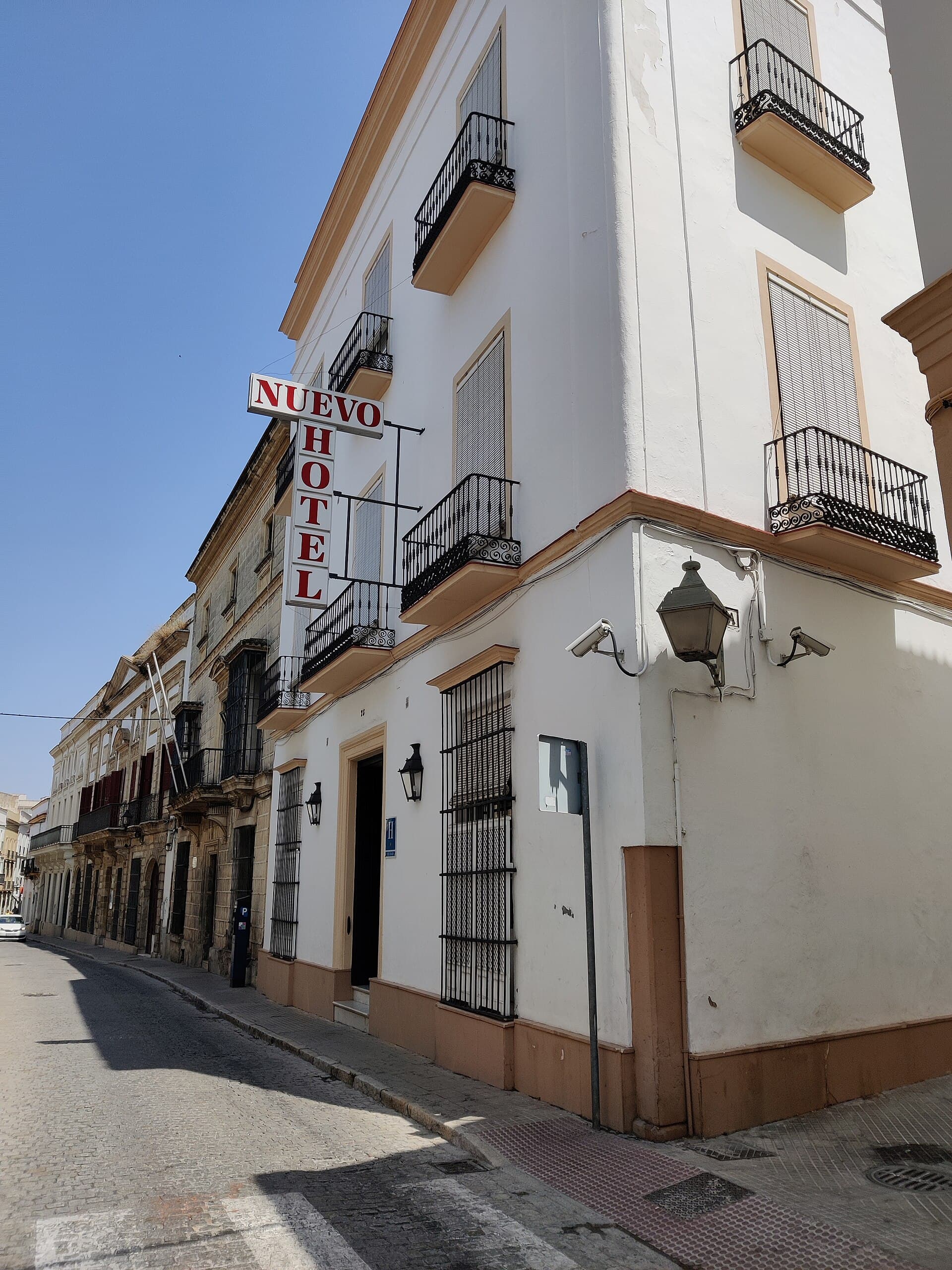 Nuevo Hotel (via Wikimedia Commons, CC BY-SA 4.0)