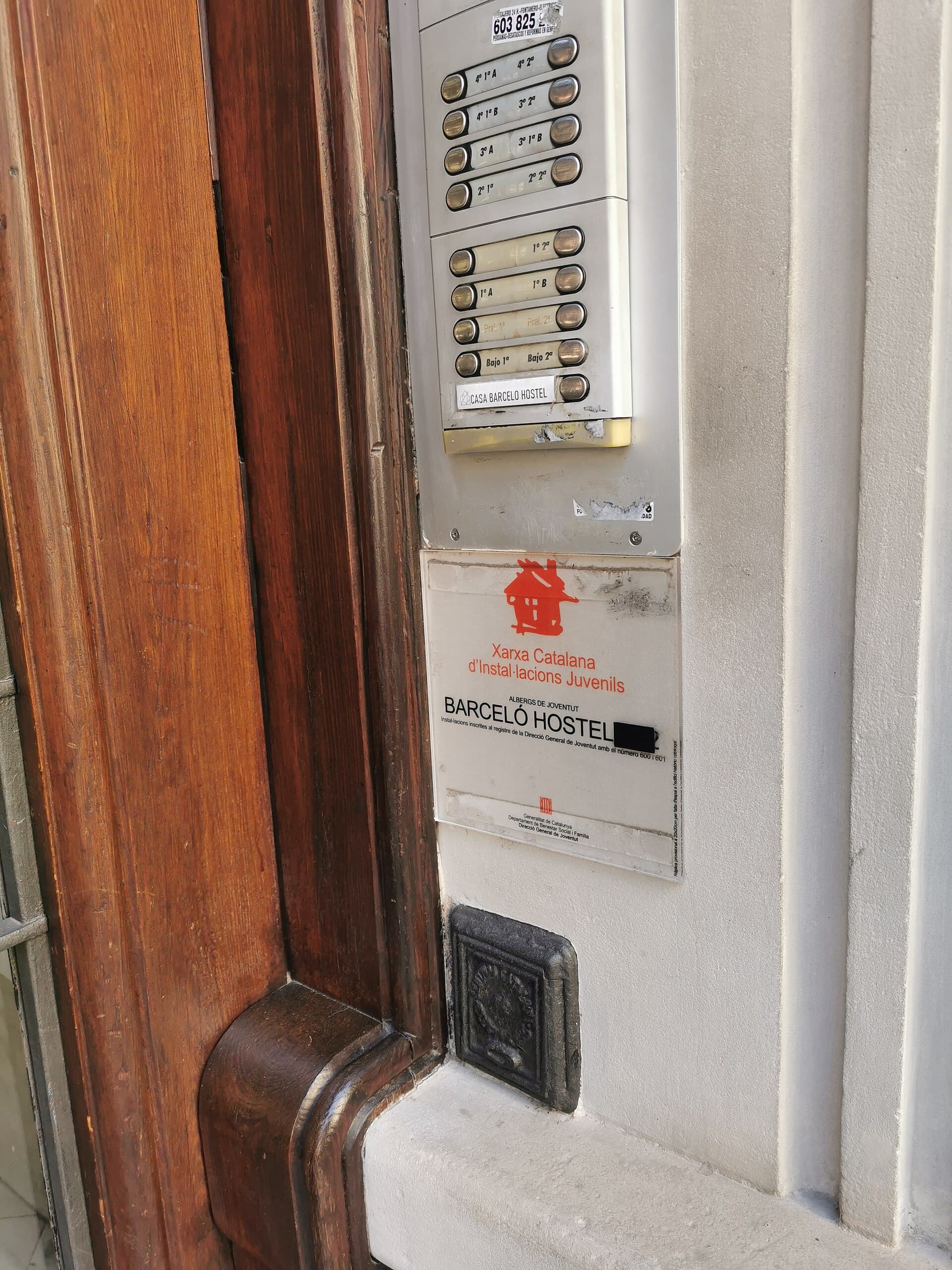 Casa Barceló Hostel (via Wikimedia Commons, CC BY-SA 3.0)