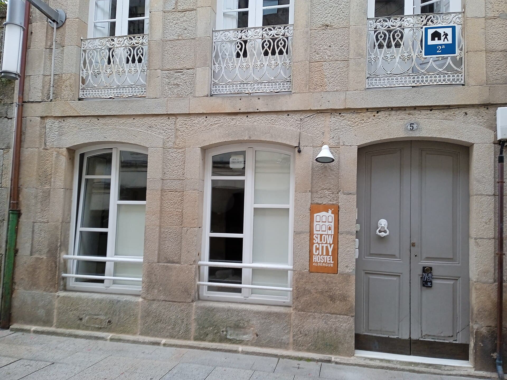 Slow City Hostel (via Wikimedia Commons, CC BY-SA 4.0)