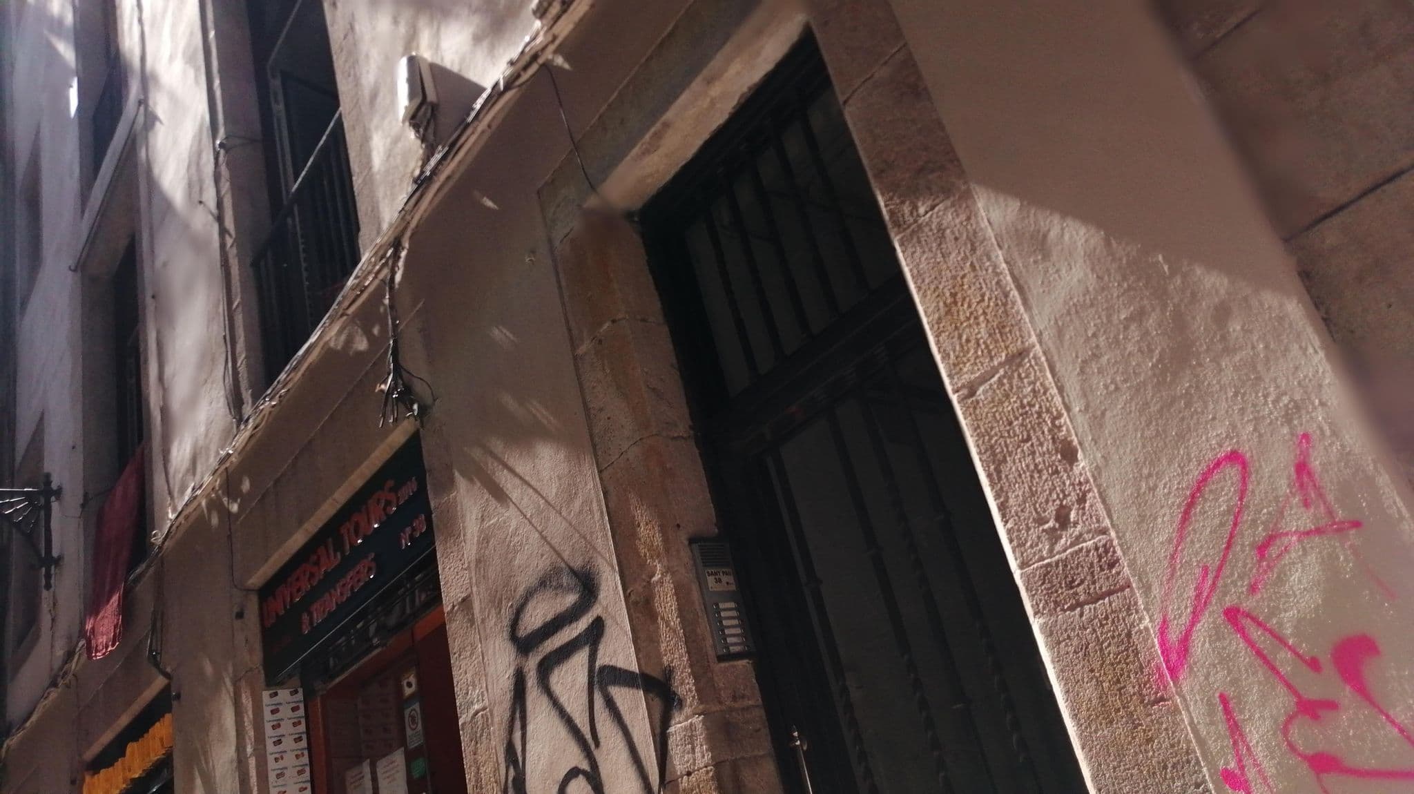 Street view near Hotel Peninsular, Ciutat Vella — © alememex (CC BY-SA · Mapillary)