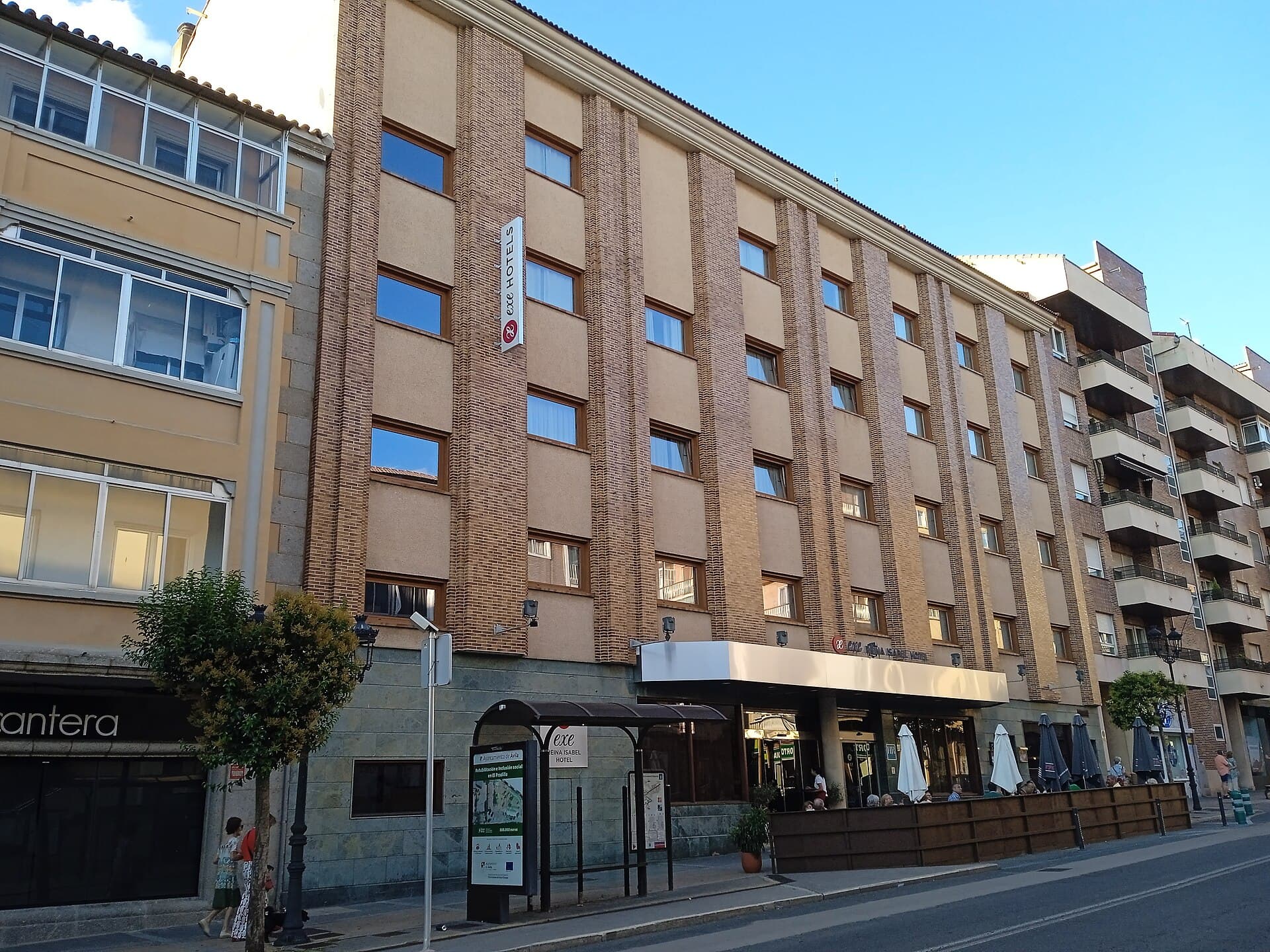 Exe Reina Isabel (via Wikimedia Commons, CC BY-SA 4.0)
