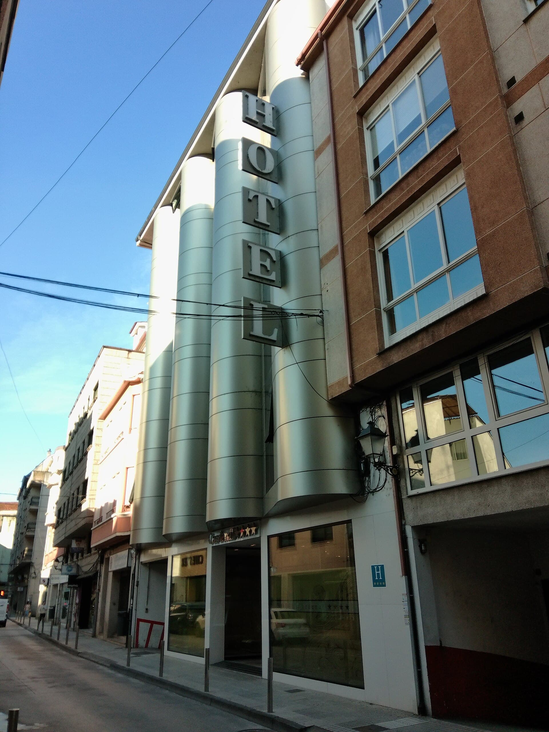 Hotel Cardenal (via Wikimedia Commons, CC BY-SA 4.0)