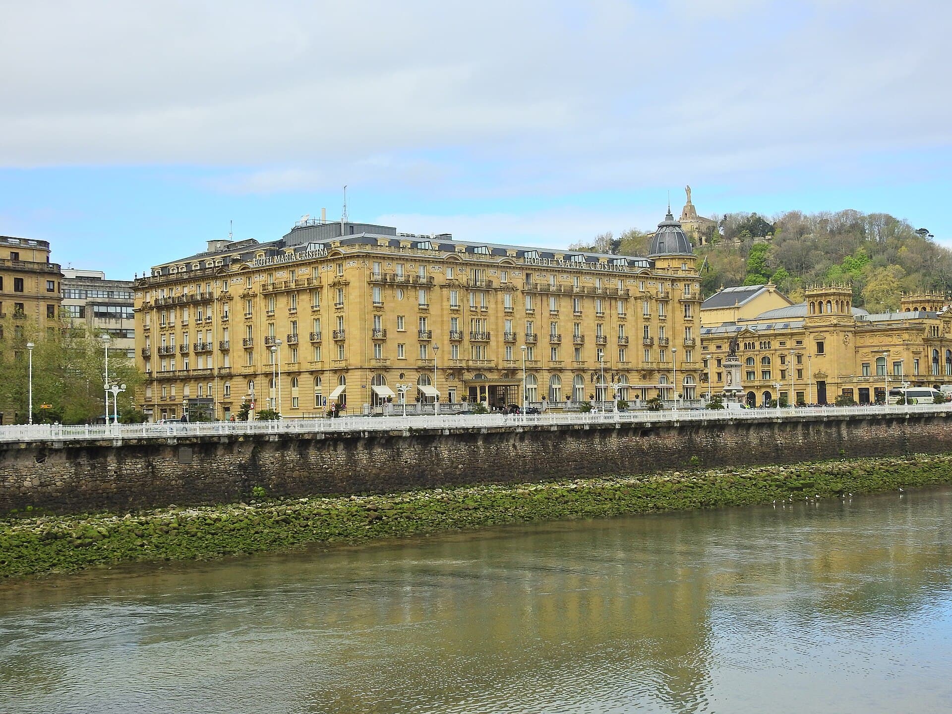 Hotel María Cristina (via Wikimedia Commons, CC BY-SA 4.0)