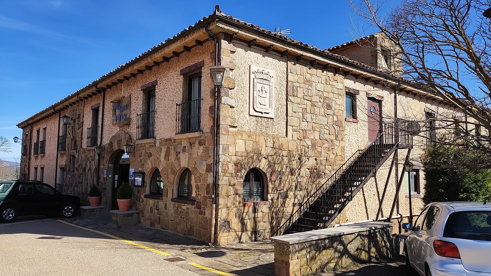 Hotel Leonor Mirón (via Wikimedia Commons, CC BY-SA 4.0)