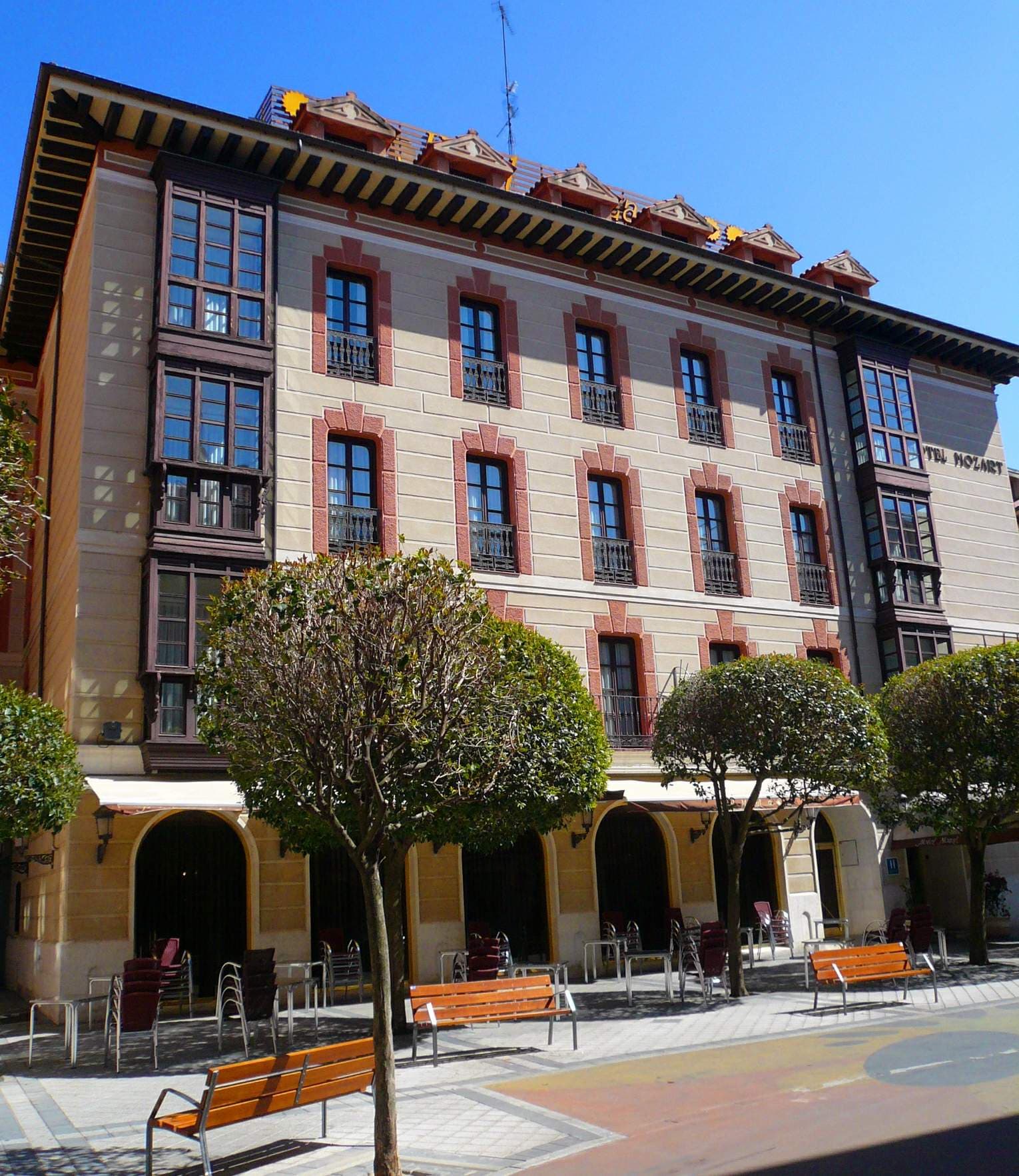 Hotel Mozart (via Wikimedia Commons, CC0)