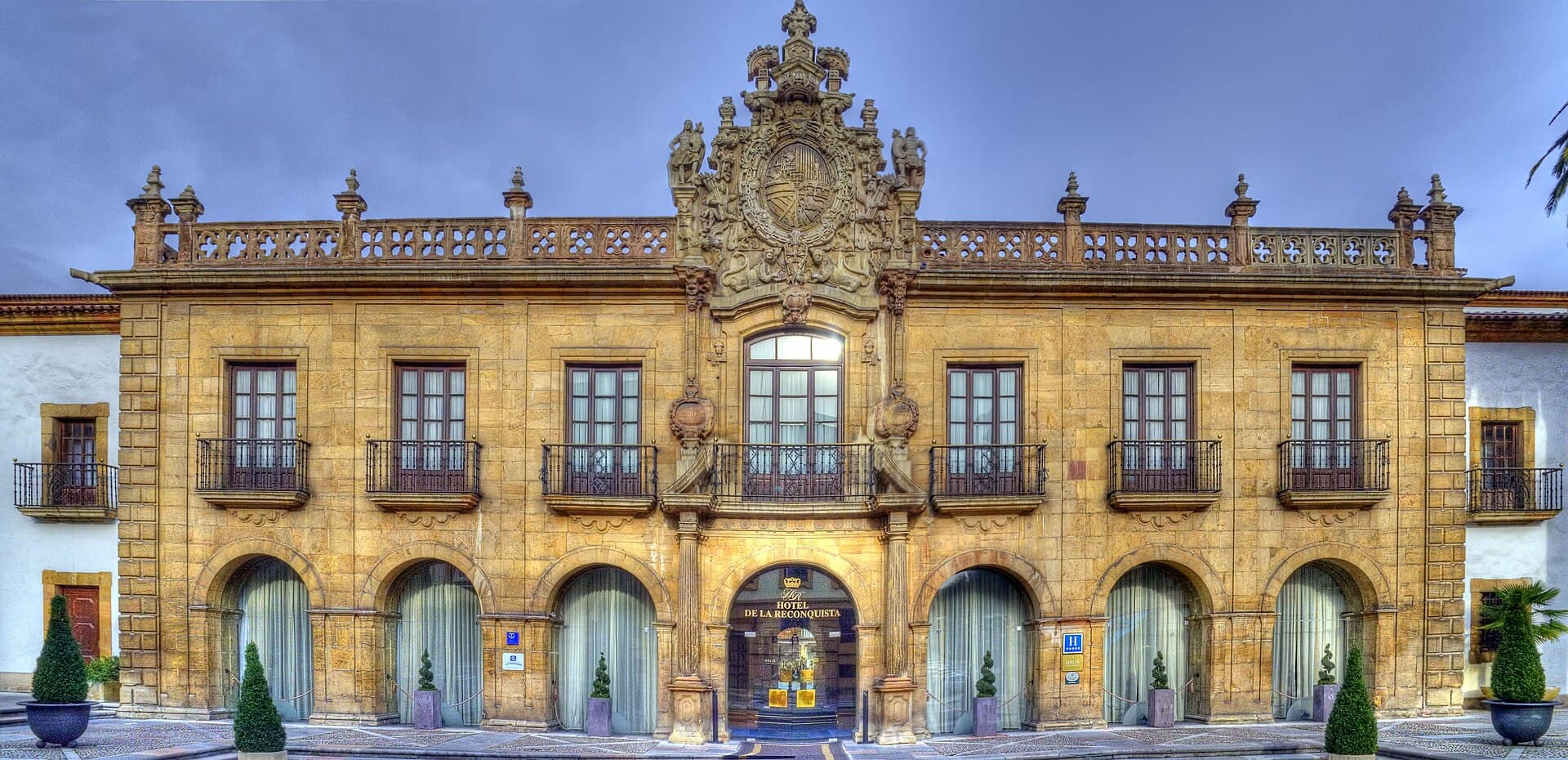 Hotel de la Reconquista (via Wikimedia Commons, CC BY-SA 2.0)