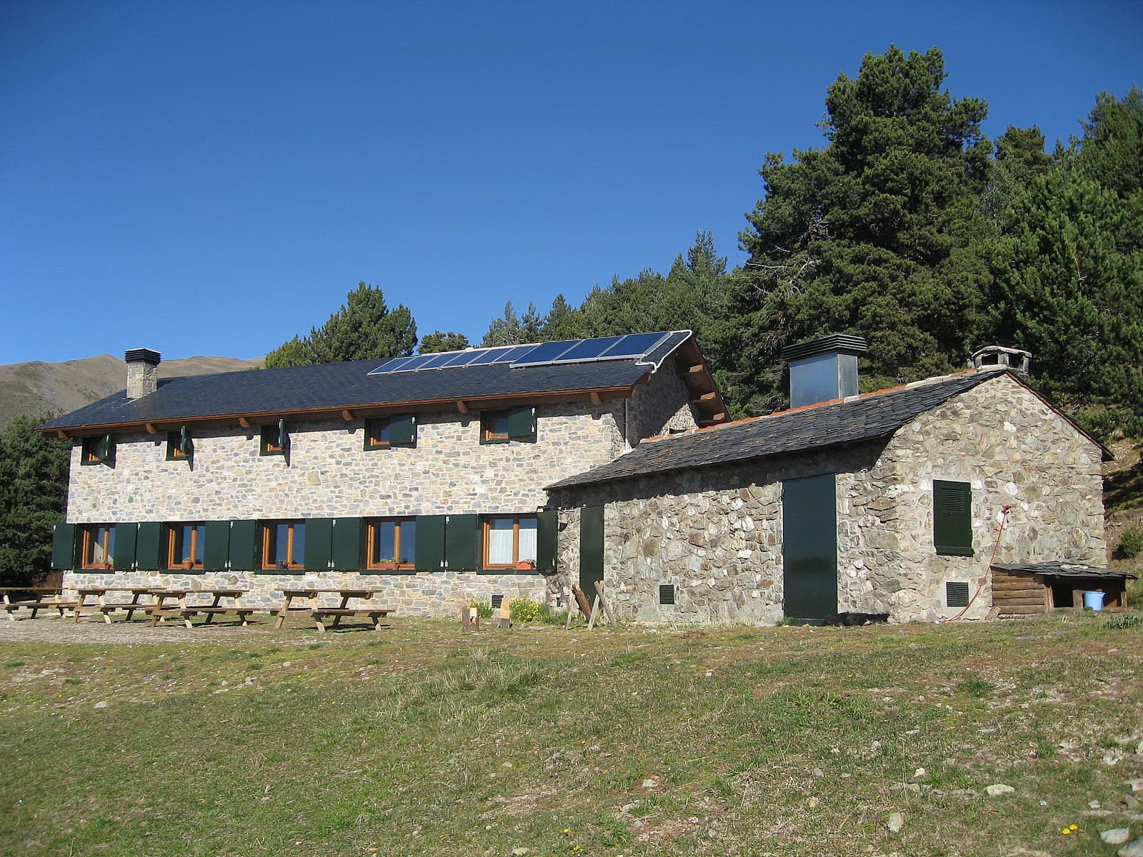 Refugi Corral Blanc (via Wikimedia Commons, CC BY-SA 3.0)