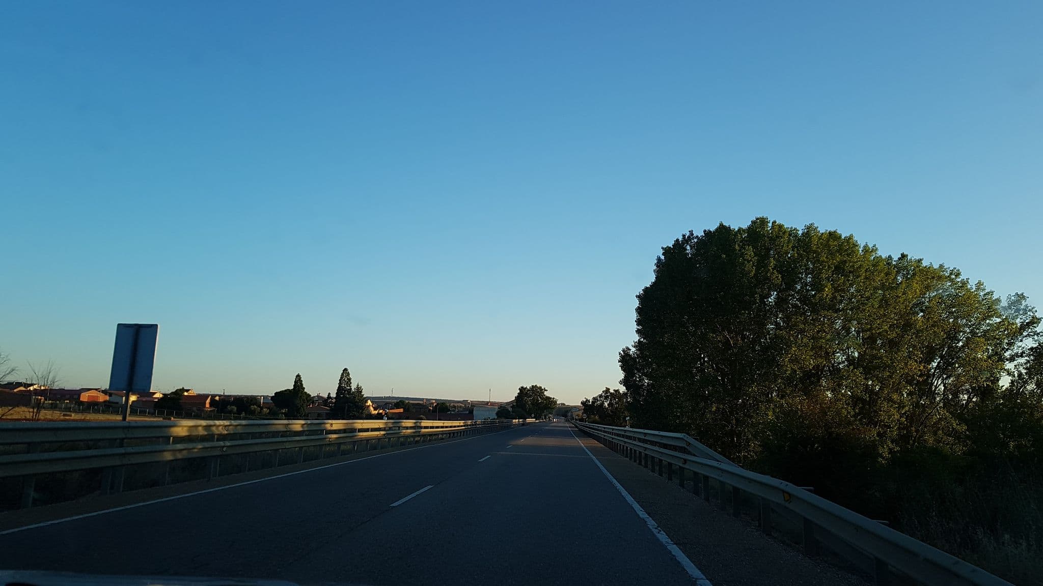 Street view near Albergue de Peregrinos, Zamora — © samgct (CC BY-SA · Mapillary)