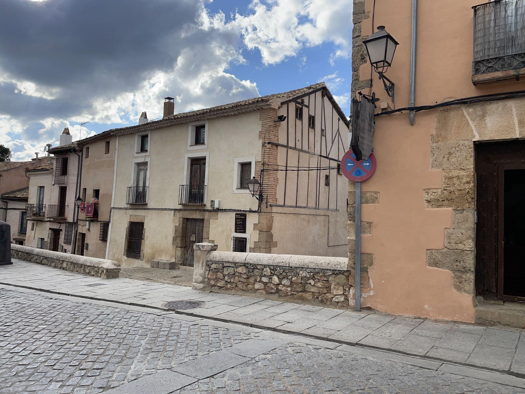 Street view near Hostal Tabanqueta, Cuenca — © seraq (CC BY-SA · Mapillary)