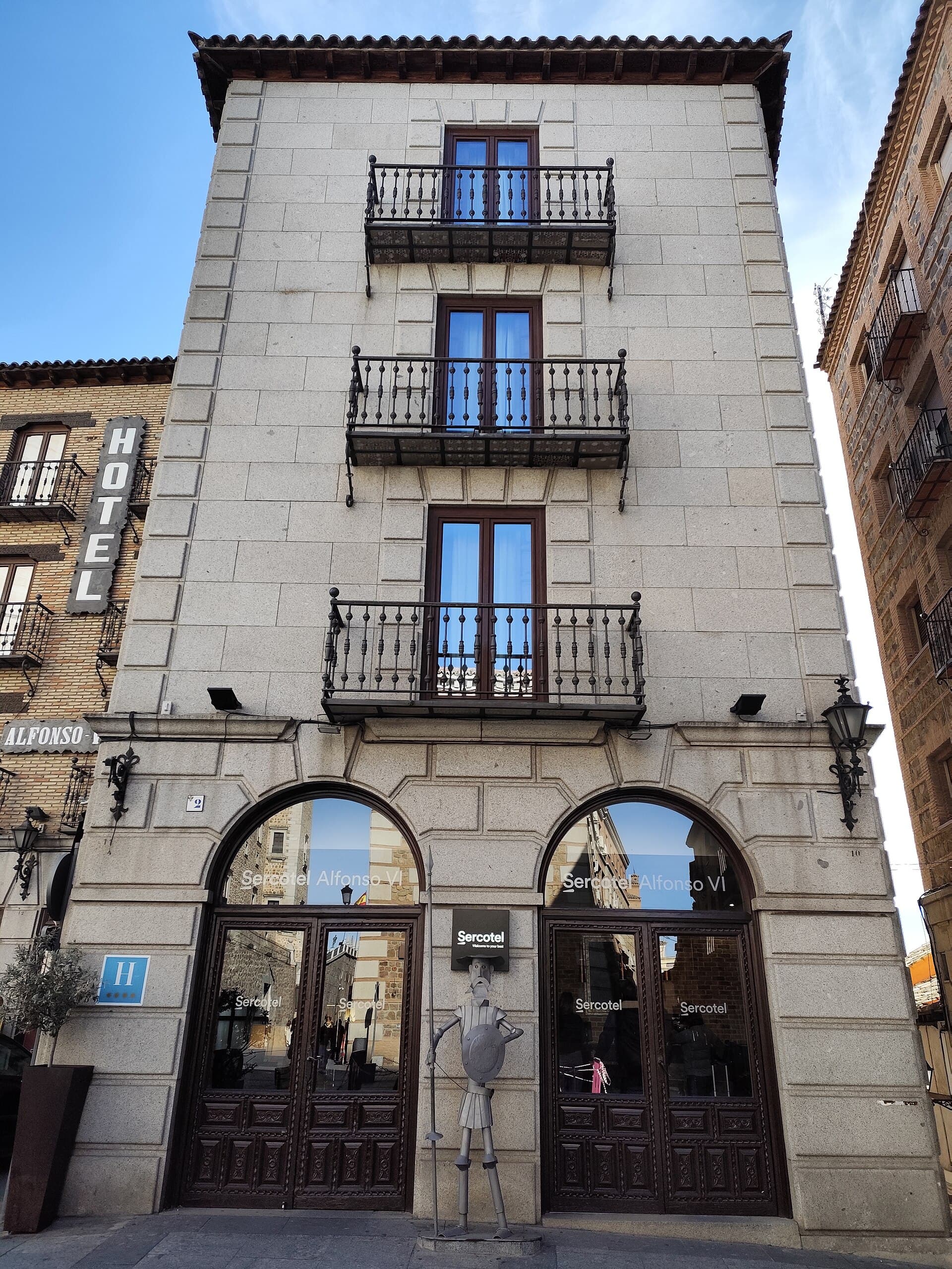 Hotel Alfonso VI (via Wikimedia Commons, CC BY-SA 4.0)