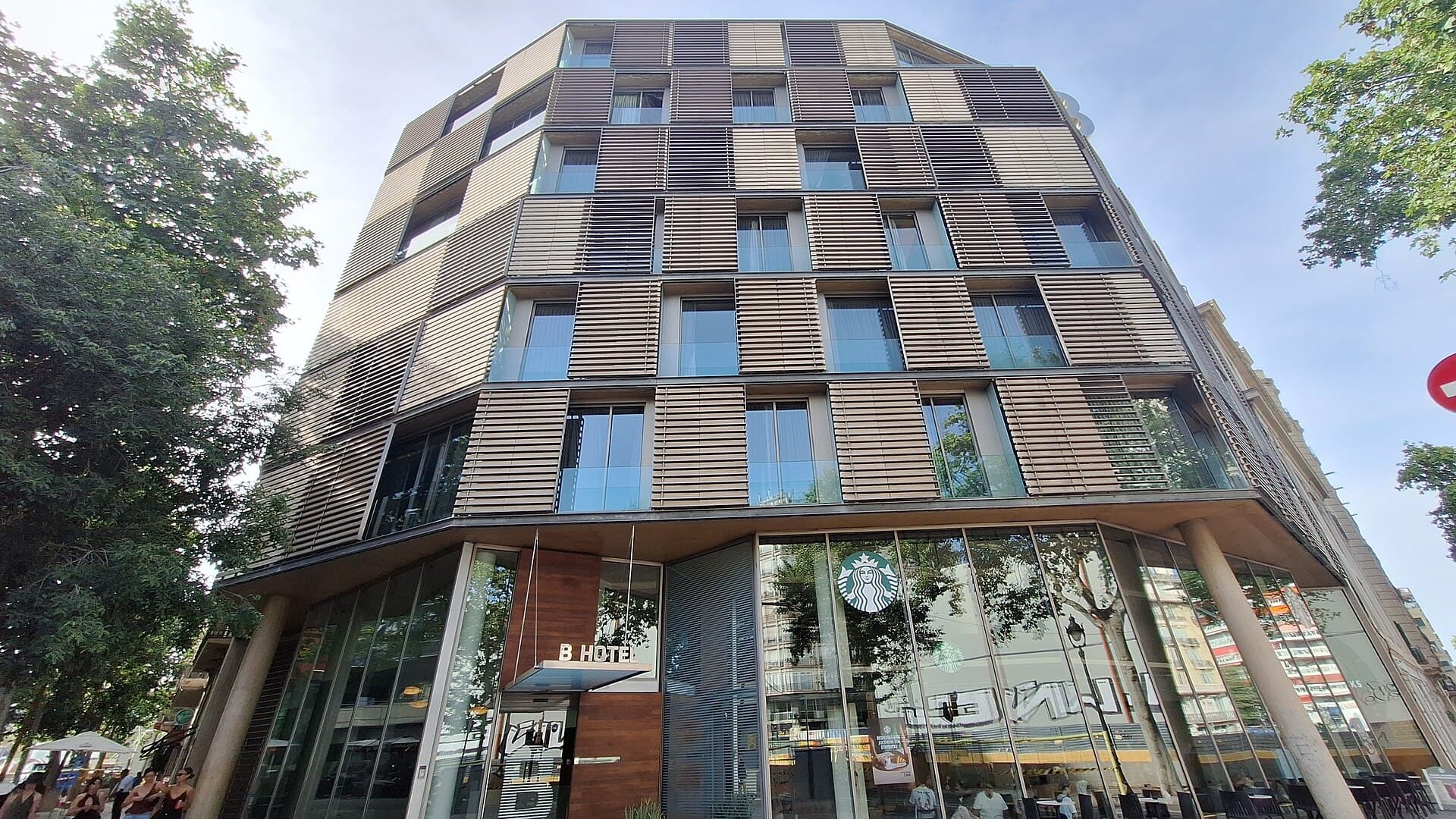B - Hotel (via Wikimedia Commons, CC BY-SA 4.0)