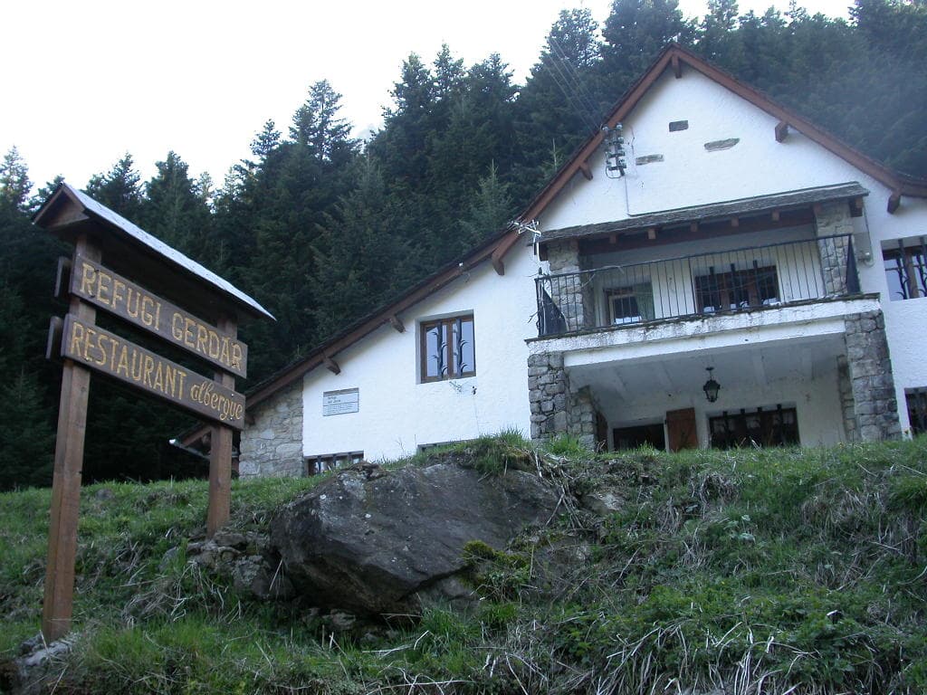 Refugi del Gerdar (via Wikimedia Commons, CC BY-SA 3.0)