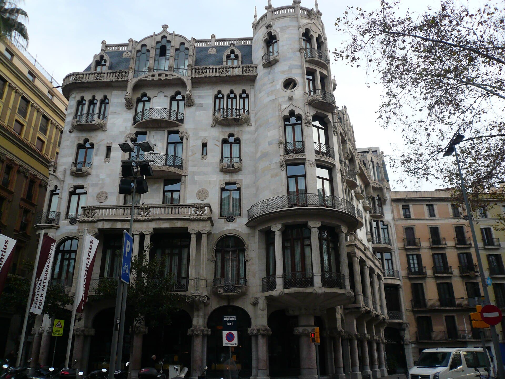 Hotel Casa Fuster (via Wikimedia Commons, CC BY-SA 3.0)