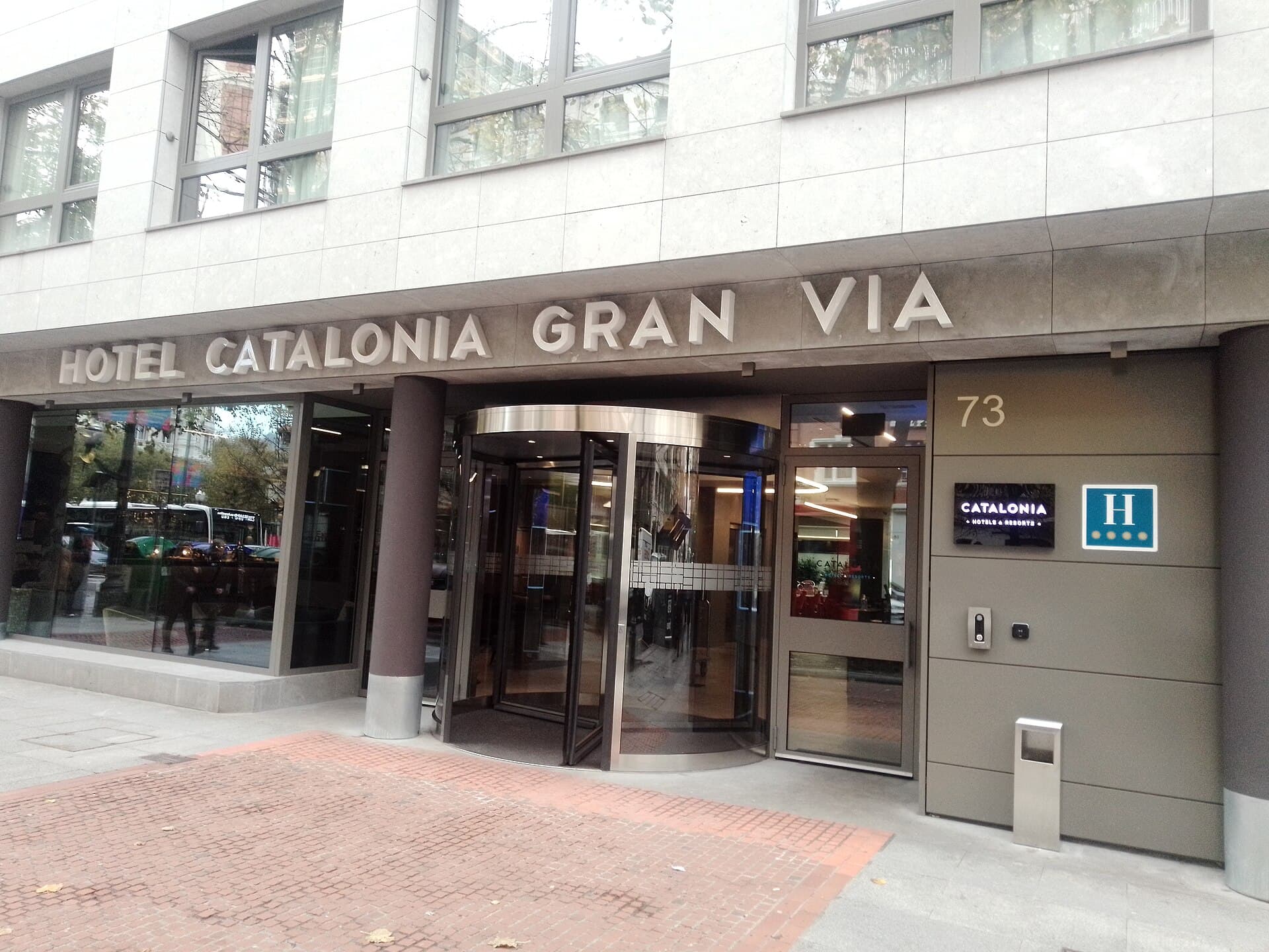 Hotel Catalonia Gran Via Bilbao (via Wikimedia Commons, CC BY-SA 4.0)